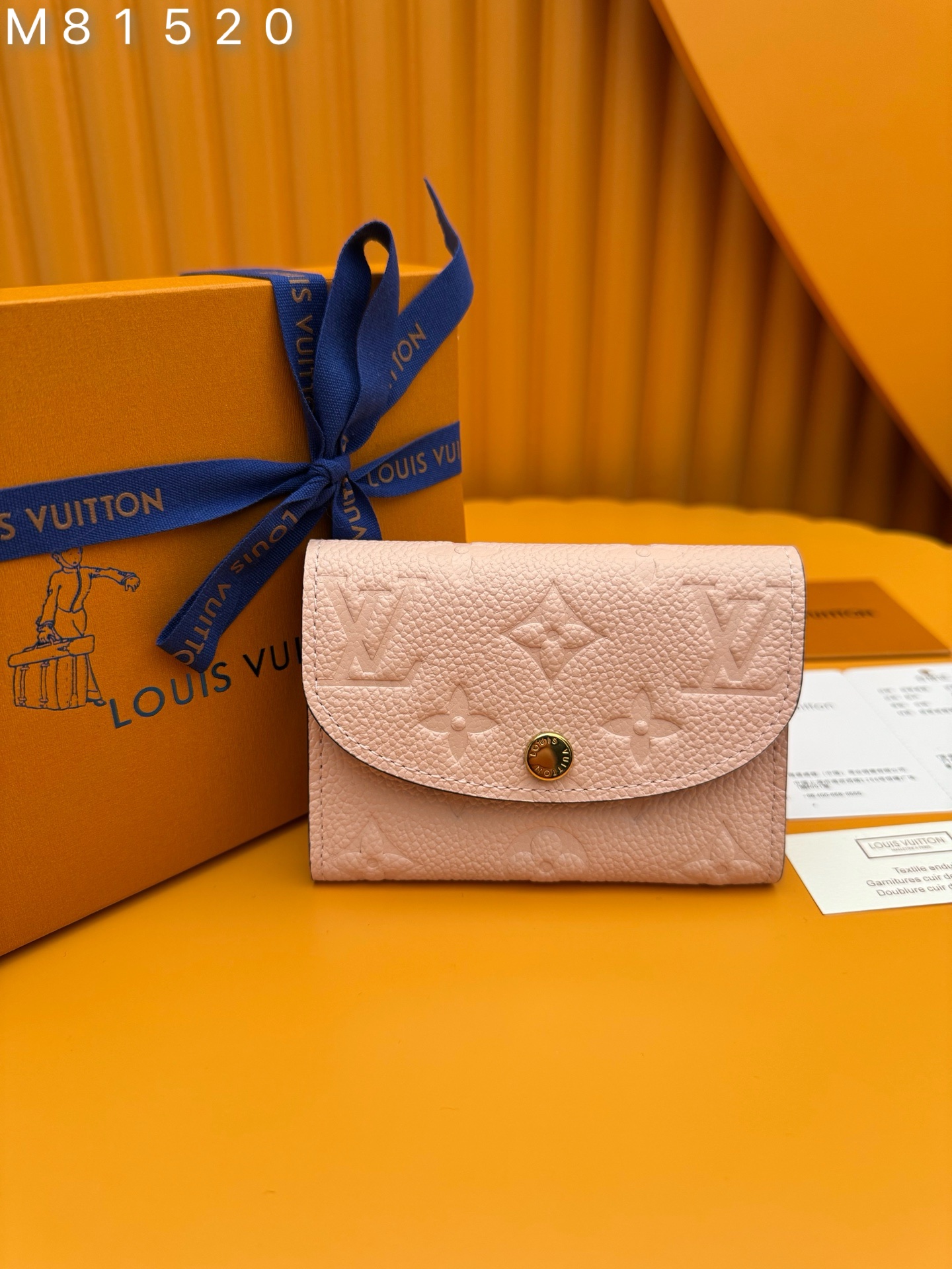 NO:673807,M81520 'Special Duty Free' [Official special edition·First-class material·All-steel hardware·French chips·Full set of packaging] This Rosalie coin purse is made of Monogram Empreinte embossed soft-grain cow leather. It opens with a round flip cover and has a compact configuration. It has a zippered coin pocket, a patch pocket and a card compartment. The Louis Vuitton logo-engraved snap button enables secure opening and closing. 11x8x2.5cm, LV wallet, louis vuitton, louis vuitton,wallets,cowhide19860909M81520 《特級免稅》[官方专版·一級材料·全鋼五金·法国芯片·全套包裝］本款 Rosalie 零钱包取材Monogram Empreinte压纹软粒面牛皮革,以圆润翻盖开启小巧构型,内设拉链零钱袋、贴袋和卡片夹层.路易威登标识铭纹按扣实现稳妥开合.11x8x2.5cm,LV钱包,louis vuitton,louis vuitton,wallets,cowhide,欧美剧