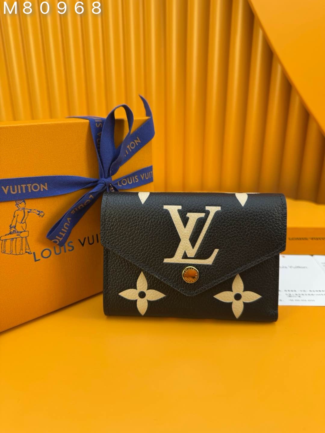 NO:673580,M80968 'Special Duty Free' [Official special edition·First-class material·All-steel hardware·French chips·Full set of packaging] This Victorine wallet is made of soft Monogram Empreinte grained cow leather embossed with the classic Monogram pattern, with a two-color design to highlight the exquisite texture. The compact configuration hides ample space and can store banknotes, coins and cards. 12x9.5x1.5cm, LV wallet, louis vuitton, wallets, cowhide19860909M80968 《特級免稅》[官方专版·一級材料·全鋼五金·法国芯片·全套包裝］此款 Victorine 钱夹为柔软的Monogram Empreinte 粒面牛皮革压印经典Monogram图案,以双色设计烘托精致质感.小巧构型暗藏充裕空间,可收纳钞票、硬币和卡片.12x9.5x1.5cm,LV钱包,louis vuitton,wallets,cowhide,欧美剧