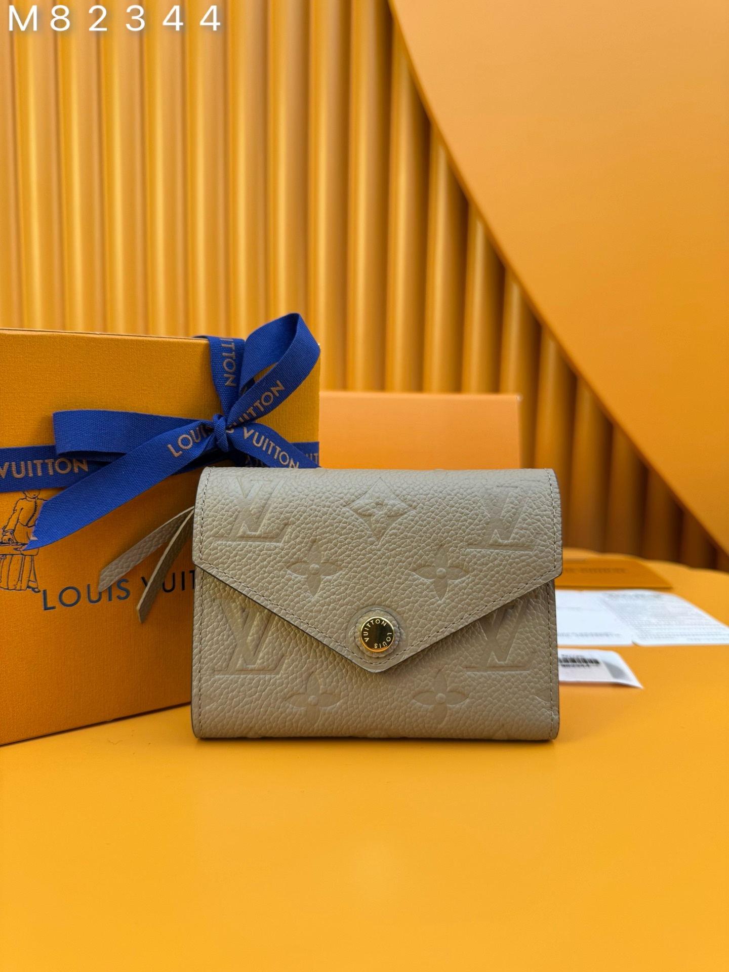 NO:673397,M82344 'Special Duty Free' [Official special edition·First class material·All steel hardware·French chip·Full set of packaging] Wallet is made of luxurious embossed leather, fashionable style, and extremely practical design ensures safe storage and convenient access of credit cards and personal belongings°12x9.5x2.5cm, LV wallet, louis vuitton, wallets19860909M82344 《特級免稅》[官方专版·一級材料·全鋼五金·法国芯片·全套包裝］钱夹采用奢华的压纹皮革制作,风格时尚,而极为实用的设计确保信用卡与私人财物安全存放、取用便捷°12x9.5x2.5cm,LV钱包,louis vuitton,wallets,欧美剧