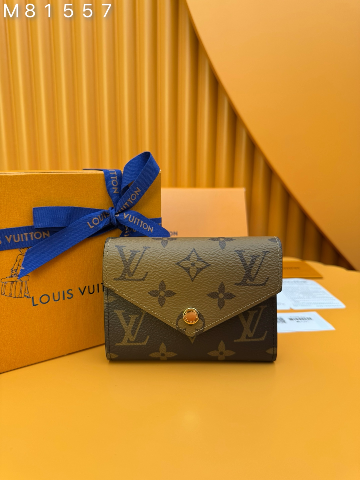 NO:673835,M81557 'Special Duty Free' [Official Special Edition·First Class Material·All Steel Hardware·Dynamic Chip·Full Package] This Victorine wallet is made of Monogram canvas and Monogram reverse coated canvas. This compact top design has different practical functions inside. Including space for banknotes and cards, and a pocket with coin zipper on the side. 12x9.5x2.5cm, LV wallet, louis vuitton, wallets19860909M81557 《特級免稅》[官方专版·一級材料·全鋼五金· 动态芯片·全套包裝］這款Victorine錢包由Monogram帆布和Monogram反面塗層帆布製成.這種緊湊的頂部設計在內部具有不同的實用功能.包括紙幣和卡片的空間,以及側面有一個帶硬幣拉鍊的口袋.12x9.5x2.5cm,LV钱包,louis vuitton,wallets,欧美剧