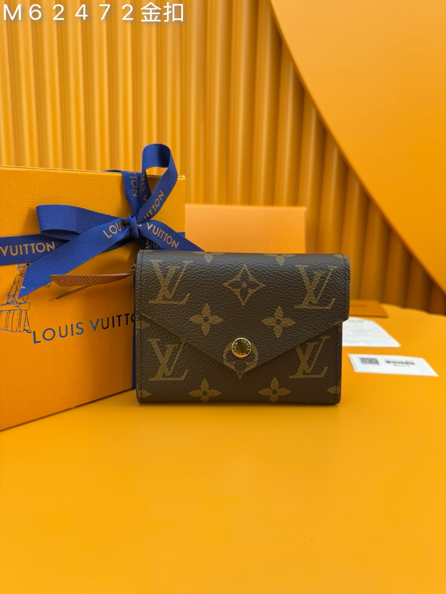 NO:673338,M62472 Gold Buckle 'Special Duty Free' [Official Special Edition·First Class Material·All Steel Hardware·French Chip·Complete Packaging] This Victorine wallet is made of Monogram canvas and includes functional elements in a soft style. It has a card compartment and pockets for banknotes and coins. 12x9.5x2.5cm, LV wallet, louis vuitton, wallets19860909M62472金扣《特級免稅》[官方专版·一級材料·全鋼五金·法国芯片·全套包裝］本款 Victorine 钱夹取材Monogram帆布,以柔婉格调囊括功能元素,内设卡片夹层和收纳纸钞及硬币的口袋.12x9.5x2.5cm,LV钱包,louis vuitton,wallets,欧美剧