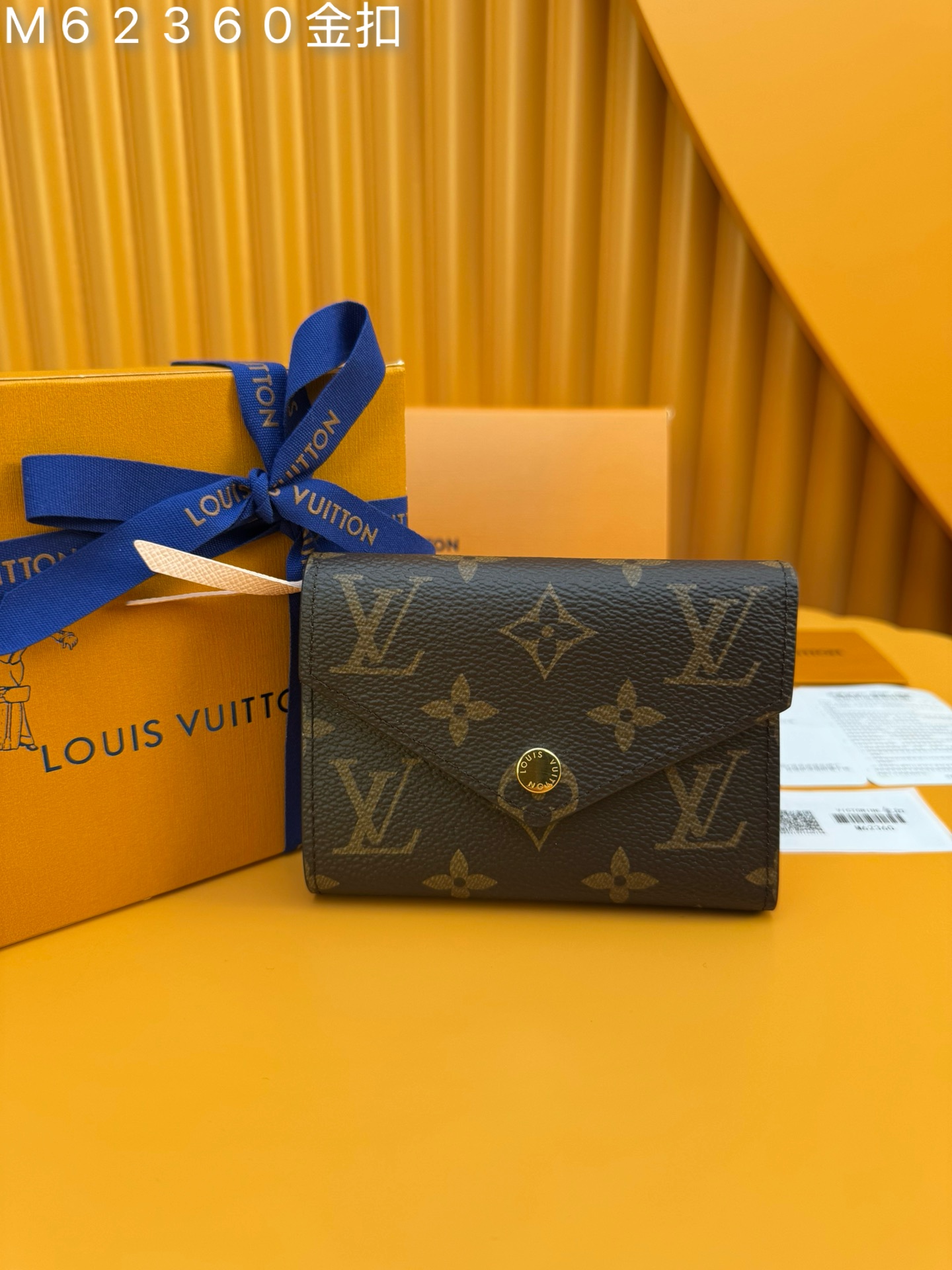 NO:673340,M62360 gold buckle 'Special Duty Free' [Official special edition·First-class material·All-steel hardware·French chip·Full set of packaging] This Victorine wallet is made of Monogram canvas and includes functional elements in a soft style. It has a card compartment and pockets for banknotes and coins. 12x9.5x2.5cm, LV wallet, louis vuitton, wallets19860909M62360金扣《特級免稅》[官方专版·一級材料·全鋼五金·法国芯片·全套包裝］本款 Victorine 钱夹取材Monogram帆布,以柔婉格调囊括功能元素,内设卡片夹层和收纳纸钞及硬币的口袋.12x9.5x2.5cm,LV钱包,louis vuitton,wallets,欧美剧