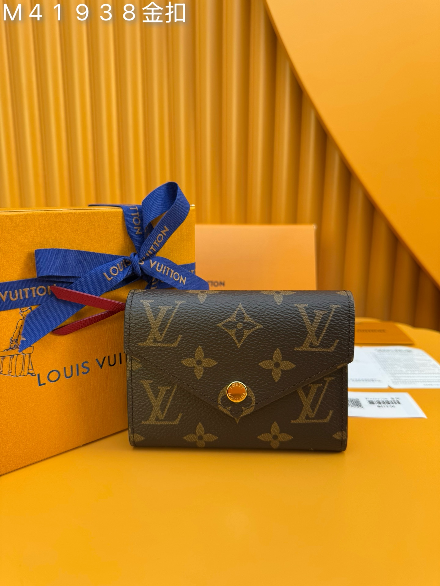 NO:673336,M41938 gold buckle 'Special Duty Free' [Official special edition·First-class material·All-steel hardware·French chip·Full set of packaging] This Victorine wallet is made of Monogram canvas, with functional elements in a soft and graceful style. It has a card compartment and pockets for banknotes and coins. 12x9.5x2.5cm, LV wallet, louis vuitton, wallets19860909M41938金扣《特級免稅》[官方专版·一級材料·全鋼五金·法国芯片·全套包裝］本款 Victorine 钱夹取材Monogram帆布,以柔婉格调囊括功能元素,内设卡片夹层和收纳纸钞及硬币的口袋.12x9.5x2.5cm,LV钱包,louis vuitton,wallets,欧美剧