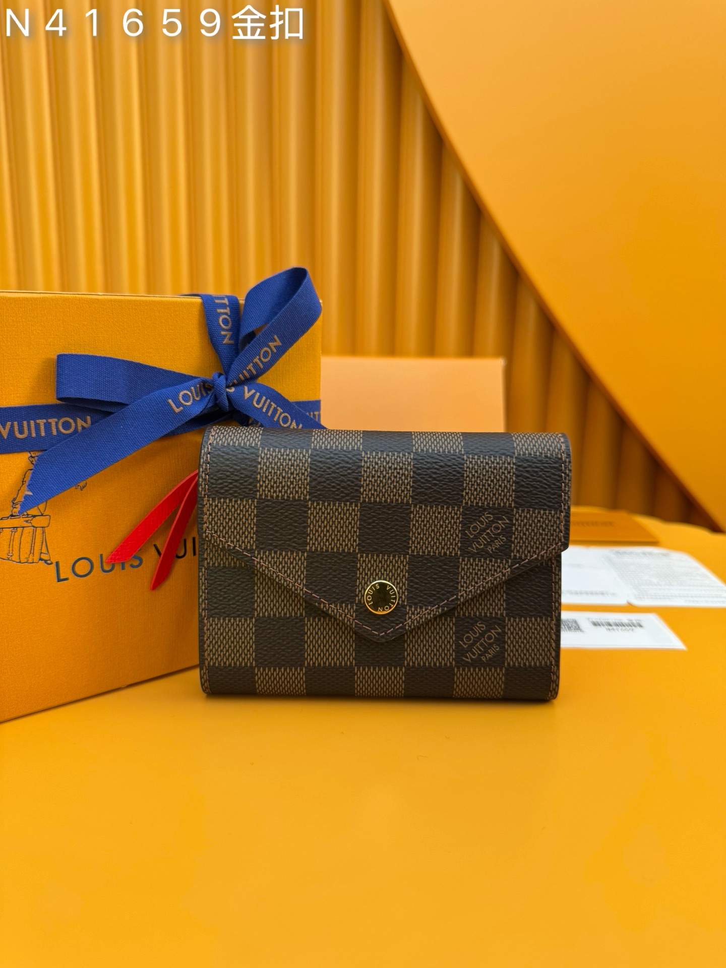 NO:673814,N41659 gold buckle 'Special Duty Free' [Official special edition·First-class material·All-steel hardware·French chip·Full set of packaging] This Victorine wallet is made of Damier Ebene coated canvas. It is designed with a sophisticated envelope-style opening function and can accommodate banknotes and cards. It is equipped with a side zipper coin pocket. 12x9.5x2.5cm, LV wallet, louis vuitton, wallets19860909N41659金扣《特級免稅》[官方专版·一級材料·全鋼五金·法国芯片·全套包裝］本款Victorine 钱夹取材Damier Ebene涂层帆布,以精巧信封式构型开启功能设计,可容纳纸钞和卡片,搭配侧面拉链零钱袋.12x9.5x2.5cm,LV钱包,louis vuitton,wallets,欧美剧