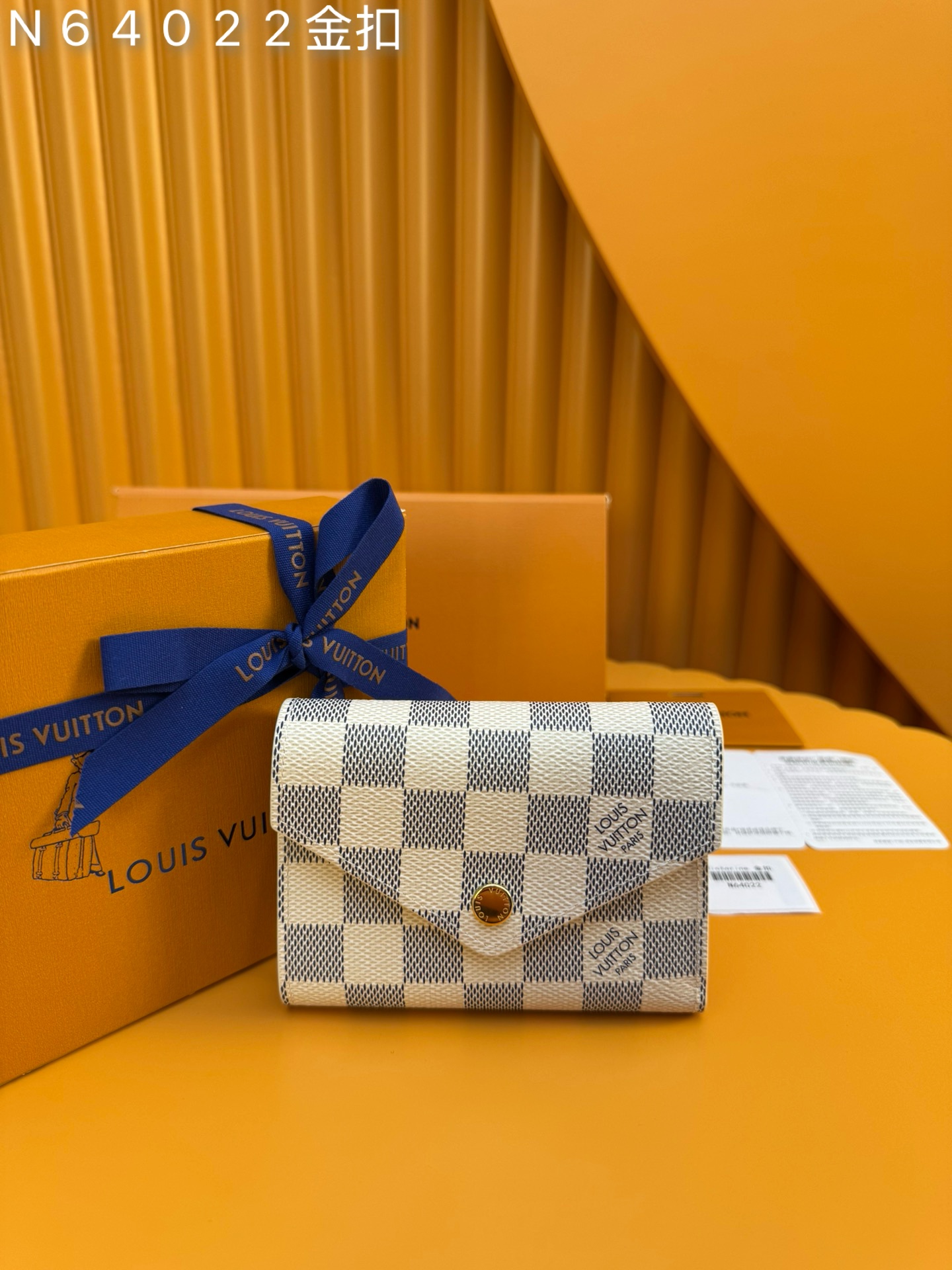 NO:673593,N64022 gold buckle 'Special Duty Free' [Official special edition·First-class material·All-steel hardware·French chip·Full set of packaging] This Victorine wallet is made of Damier Azur canvas, including functional elements in a soft and graceful style. It has a card compartment and a pocket for storing banknotes and coins. 12x9.5x2.5cm, LV wallet, louis vuitton, wallets19860909N64022金扣《特級免稅》[官方专版·一級材料·全鋼五金·法国芯片·全套包裝］本款 Victorine 钱夹取材Damier Azur帆布,以柔婉格调囊括功能元素,内设卡片夹层和收纳纸钞及硬币的口袋.12x9.5x2.5cm,LV钱包,louis vuitton,wallets,欧美剧