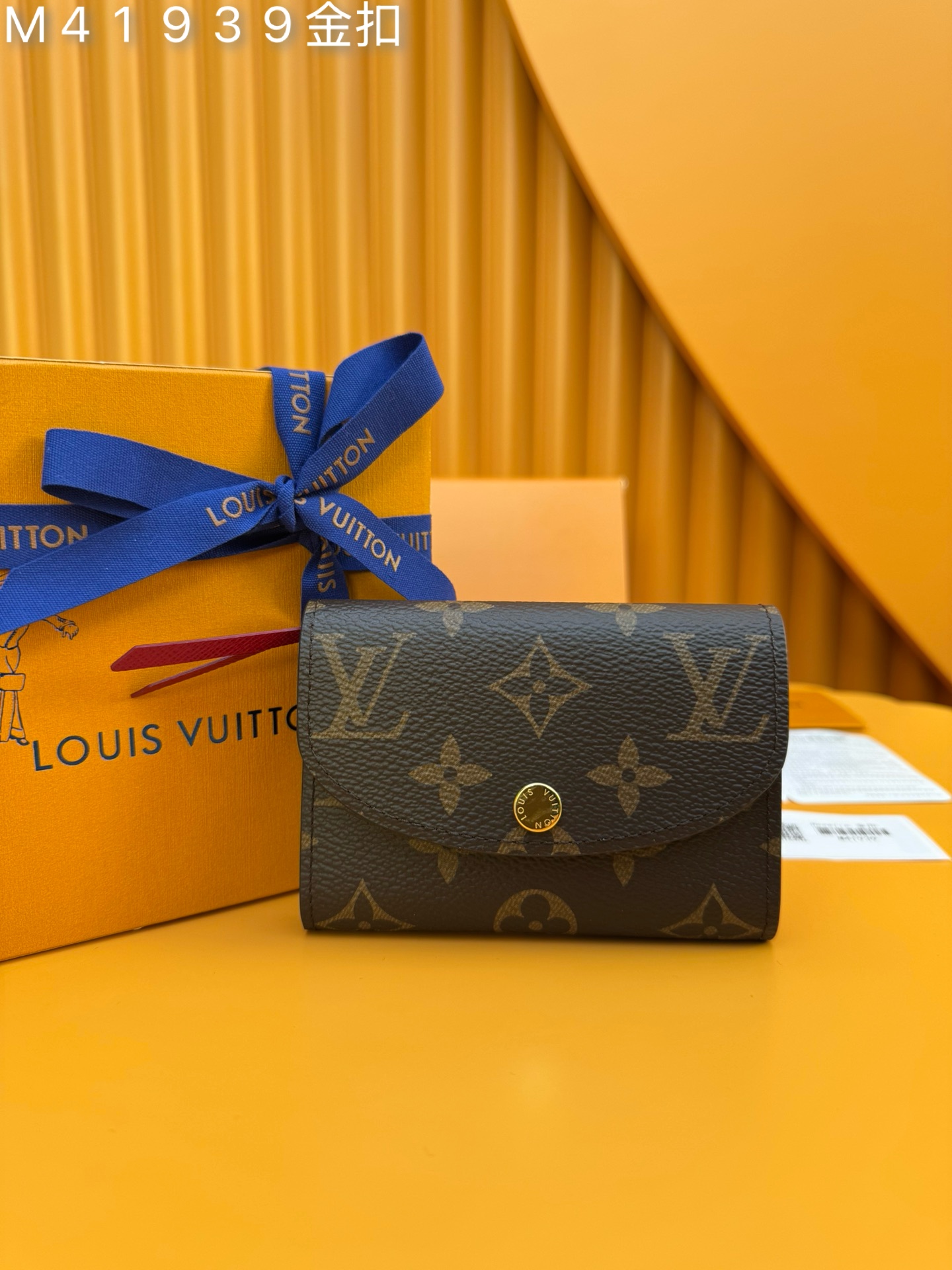 NO:673969,M41939 gold buckle 'Special Duty Free' [Official special edition·First-class material·All-steel hardware·Dynamic chip·Full set of packaging] is small and exquisite but extremely practical. This colorful envelope-style coin purse is the perfect companion for modern women in urban life. It is compact and can be easily put into bags or even pockets. 11X8x2.5cm, LV wallet, louis vuitton, wallets19860909M41939金扣《特級免稅》[官方专版·一級材料·全鋼五金· 动态芯片·全套包裝］用小巧玲珑却极为实用,此款多彩信封式零钱包是现代女性都市生活中的完美伴侣.身材小巧,轻松收入包袋甚至衣袋之中.11X8x2.5cm,LV钱包,louis vuitton,wallets,欧美剧