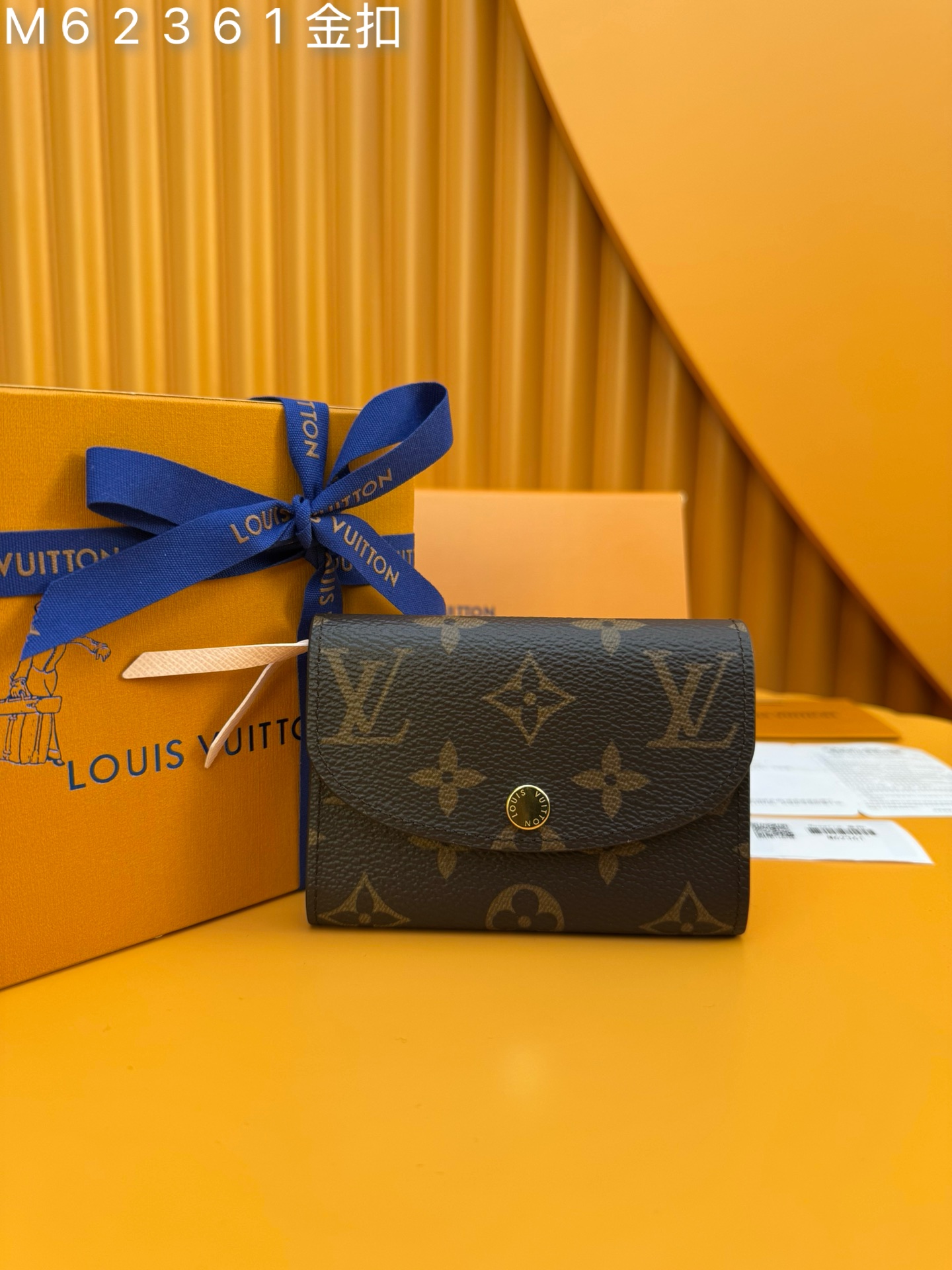 NO:673819,M62361 gold buckle 'Special Duty Free' [Official special edition·First-class material·All-steel hardware·French chip·Full set of packaging] is small and exquisite but extremely practical. This colorful envelope-style coin purse is the perfect companion for modern women in urban life. It is compact and can be easily put into bags or even pockets. 11X8x2.5cm, LV wallet, louis vuitton, wallets19860909M62361金扣《特級免稅》[官方专版·一級材料·全鋼五金·法国芯片·全套包裝］用小巧玲珑却极为实用,此款多彩信封式零钱包是现代女性都市生活中的完美伴侣.身材小巧,轻松收入包袋甚至衣袋之中.11X8x2.5cm,LV钱包,louis vuitton,wallets,欧美剧