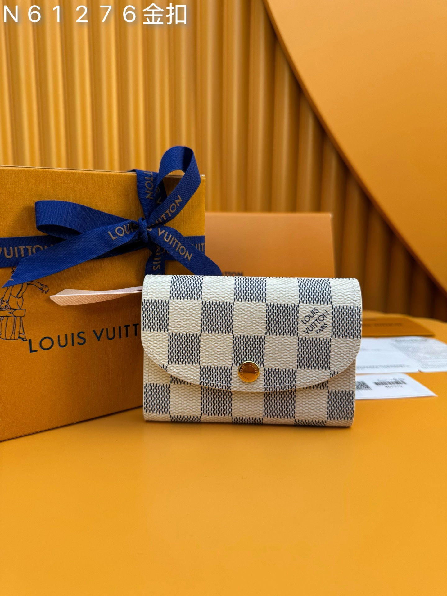 NO:674629,N61276 Gold Buckle 'Special Duty Free' [Official Special Edition·First Class Material·All Steel Hardware·French Chip·Full Packaging] Made of blue Damier canvas, this Rosalie wallet is a feminine trinket with elegant proportions and slightly rounded folds. The canvas is equipped with colorful cowhide pattern lining. The interior provides two card slots and a zippered wallet. 11x8x2.5cm, LV wallet, louis vuitton,wallets,cowhide19860909N61276金扣《特級免稅》[官方专版·一級材料·全鋼五金·法国芯片·全套包裝］用蓝色的Damier帆布制成,这款罗莎莉钱包是一个女性化的小饰品,优雅的比例和略微圆润的折叠.画布上配有五颜六色的牛皮花纹衬垫.内部提供两个卡槽和一个带拉链的钱包.11x8x2.5cm,LV钱包,louis vuitton,wallets,cowhide,欧美剧