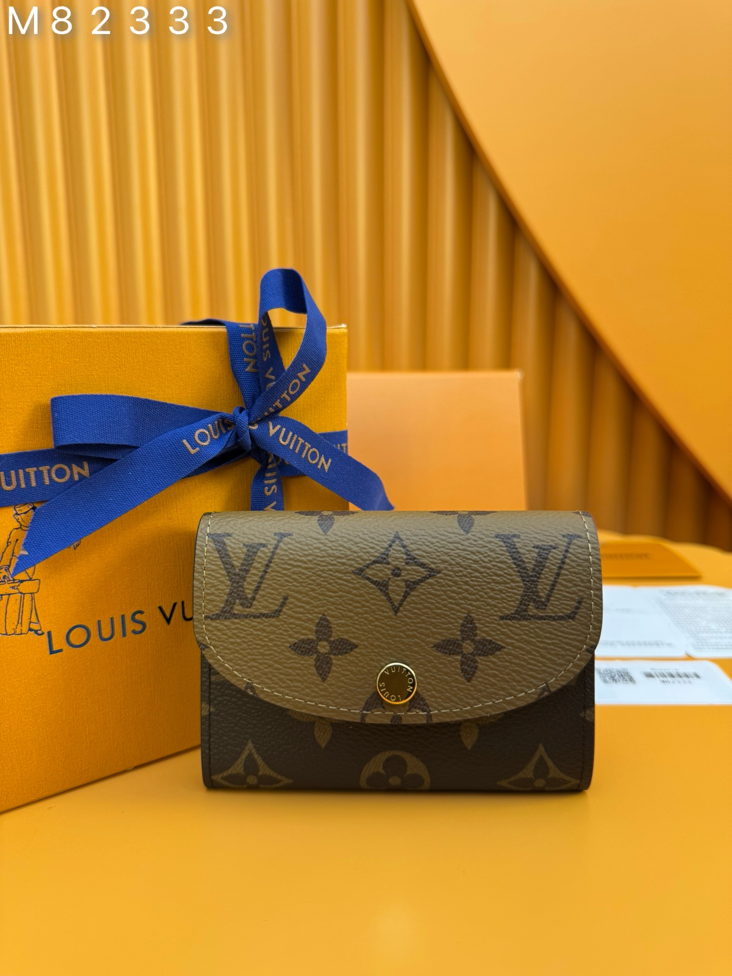 NO:673794,M82333 'Special Duty Free' [Official special edition·First-class material·All-steel hardware·French chip·Full package] This Rosalie coin purse is made of Monogram and Monogram Reverse canvas, with a round flap opened by a stamped snap button, and equipped with an inner patch pocket, a zippered coin pocket, a card compartment and a back patch pocket. 11x8x2.5cm, LV wallet, louis vuitton, versace, wallets19860909M82333 《特級免稅》[官方专版·一級材料·全鋼五金·法国芯片·全套包裝］本款 Rosalie 零钱包选用Monogram和Monogram Reverse帆布,以铭纹按扣开启圆润翻盖,设有内贴袋、拉链零钱袋、卡片夹层和后贴袋.11x8x2.5cm,LV钱包,louis vuitton,versace,wallets,欧美剧