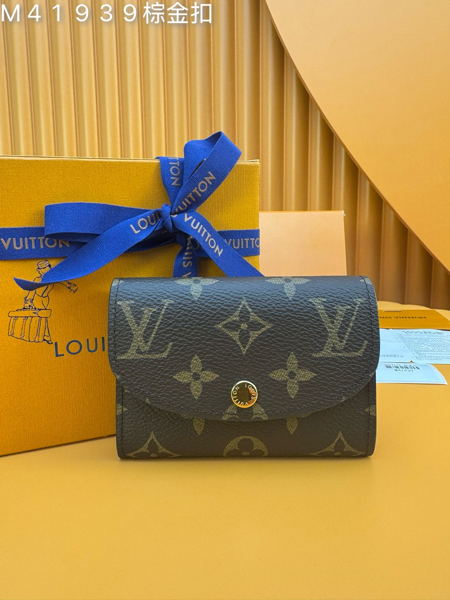 NO:673805,M41939 brown gold buckle 'Special Duty Free' [Official special edition·First class material·All steel hardware·French chip·Full set of packaging] Small and exquisite but extremely practical, this colorful envelope-style coin purse is the perfect companion for modern women in urban life. It is compact and can be easily put into bags or even pockets. 11X8x2.5cm, LV wallet, louis vuitton, wallets19860909M41939棕色金扣《特級免稅》[官方专版·一級材料·全鋼五金·法国芯片·全套包裝］用小巧玲珑却极为实用,此款多彩信封式零钱包是现代女性都市生活中的完美伴侣.身材小巧,轻松收入包袋甚至衣袋之中.11X8x2.5cm,LV钱包,louis vuitton,wallets,欧美剧