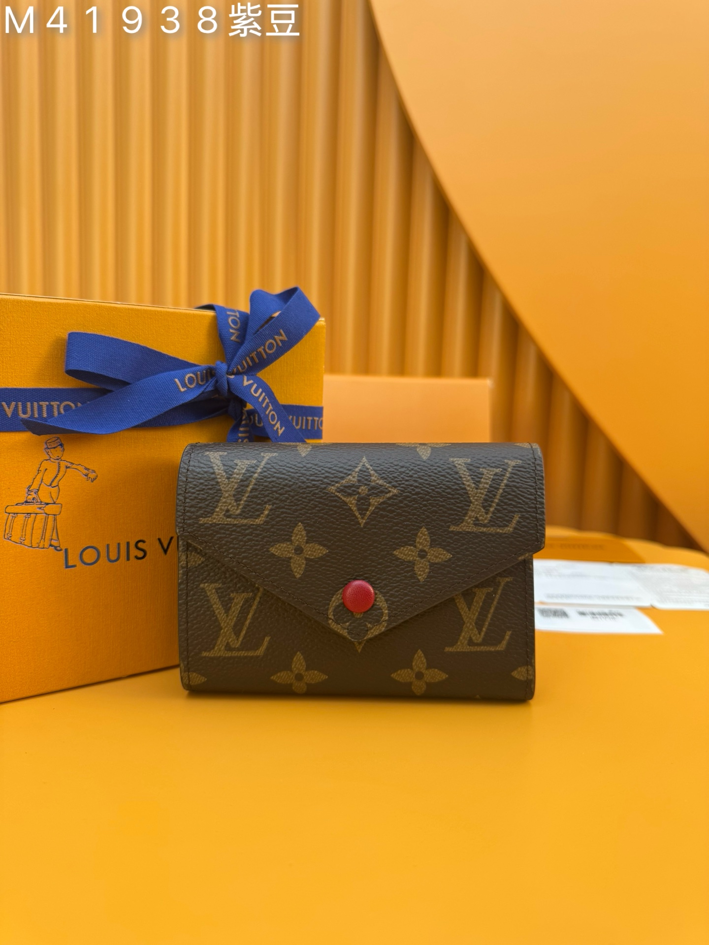 NO:673564,M41938 Purple Bean 'Special Duty Free' [Official special edition·First-class material·All-steel hardware·French chip·Full set of packaging] This Victorine wallet is made of Monogram canvas, with functional elements in a soft and graceful style. It has a card compartment and pockets for banknotes and coins. 12x9.5x2.5cm, LV wallet, louis vuitton, wallets19860909M41938紫豆《特級免稅》[官方专版·一級材料·全鋼五金·法国芯片·全套包裝］本款 Victorine 钱夹取材Monogram帆布,以柔婉格调囊括功能元素,内设卡片夹层和收纳纸钞及硬币的口袋.12x9.5x2.5cm,LV钱包,louis vuitton,wallets,欧美剧