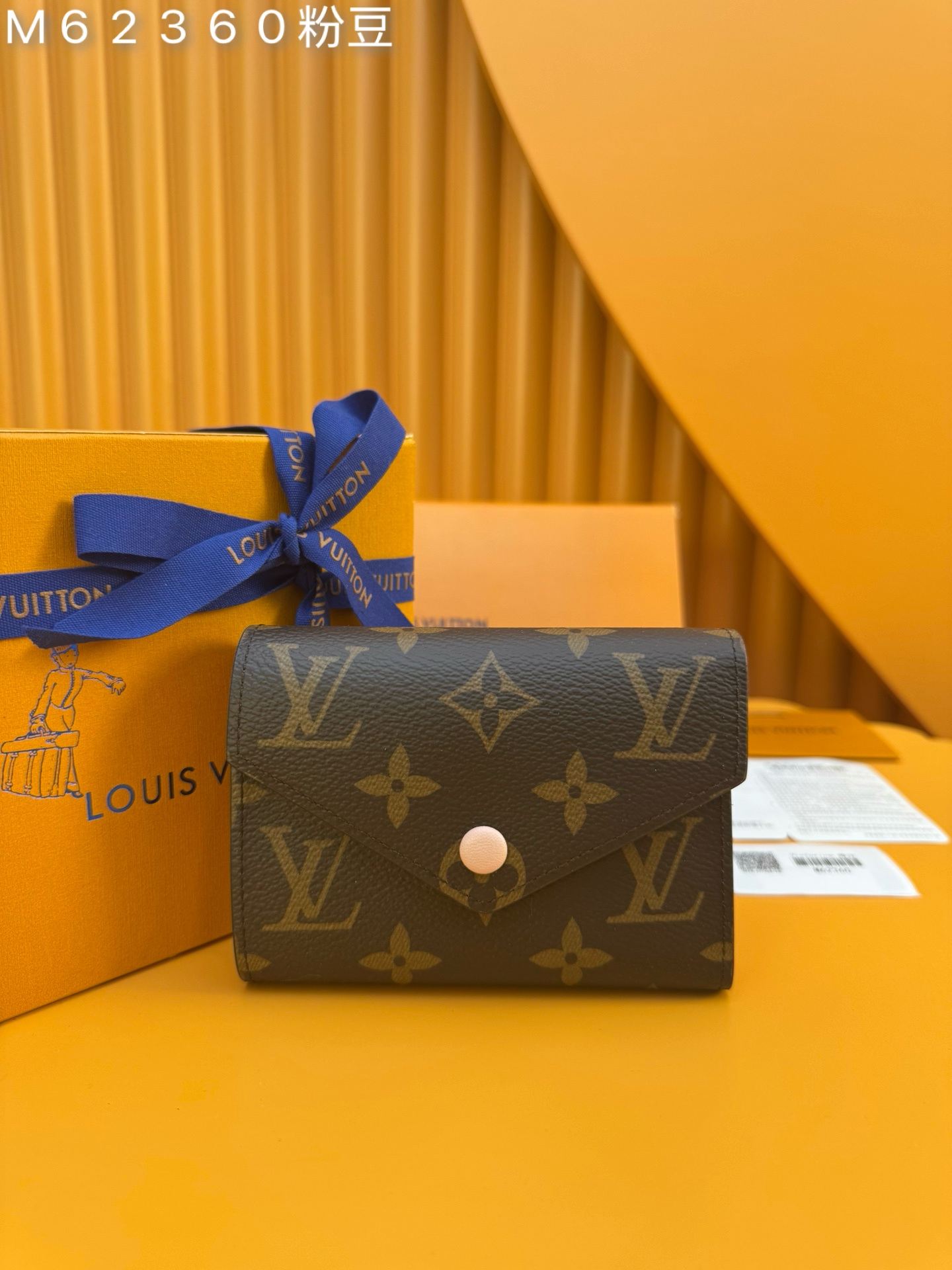 NO:673583,M62360 Pink Bean 'Special Duty Free' [Official special edition·First-class material·All-steel hardware·French chips·Full set of packaging] This Victorine wallet is made of Monogram canvas, with functional elements in a soft and graceful style. It has a card compartment and pockets for banknotes and coins. 12x9.5x2.5cm, LV wallet, louis vuitton, wallets19860909M62360粉豆《特級免稅》[官方专版·一級材料·全鋼五金·法国芯片·全套包裝］本款 Victorine 钱夹取材Monogram帆布,以柔婉格调囊括功能元素,内设卡片夹层和收纳纸钞及硬币的口袋.12x9.5x2.5cm,LV钱包,louis vuitton,wallets,欧美剧