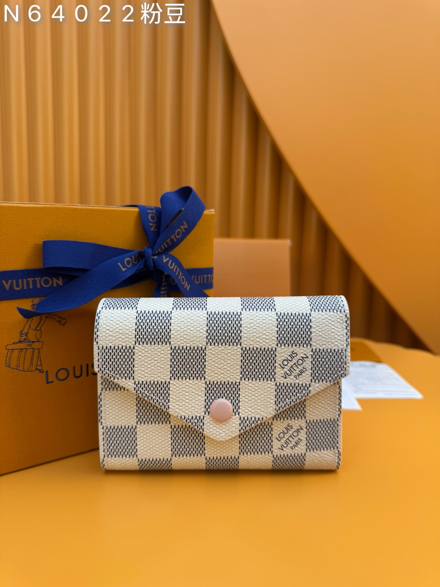 NO:674635,N64022 Pink Bean 'Special Duty Free' [Official special edition·First-class material·All-steel hardware·French chips·Full set of packaging] This Victorine wallet is made of Damier Azur canvas, with functional elements in a soft style. It has a card compartment and pockets for banknotes and coins. 12x9.5x2.5cm, LV wallet, louis vuitton, wallets19860909N64022粉豆《特級免稅》[官方专版·一級材料·全鋼五金·法国芯片·全套包裝］本款 Victorine 钱夹取材Damier Azur帆布,以柔婉格调囊括功能元素,内设卡片夹层和收纳纸钞及硬币的口袋.12x9.5x2.5cm,LV钱包,louis vuitton,wallets,欧美剧