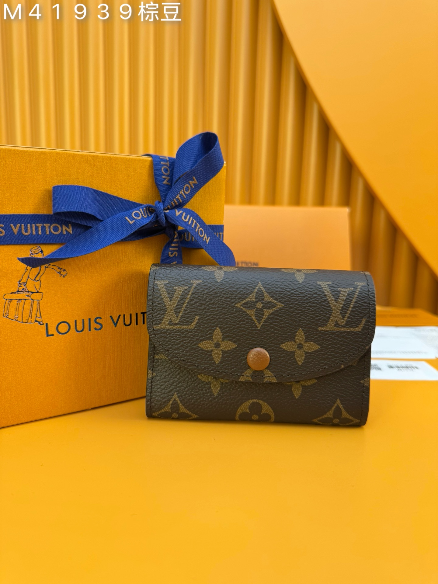 NO:673469,M41939 Brown Bean 'Special Duty Free' [Official special edition·First-class material·All-steel hardware·French chips·Full set of packaging] Small and exquisite but extremely practical, this colorful envelope-style coin purse is the perfect companion for modern women in urban life. It is compact and can be easily put into bags or even pockets. 11X8x2.5cm, LV wallet, louis vuitton, wallets19860909M41939棕豆《特級免稅》[官方专版·一級材料·全鋼五金·法国芯片·全套包裝］用小巧玲珑却极为实用,此款多彩信封式零钱包是现代女性都市生活中的完美伴侣.身材小巧,轻松收入包袋甚至衣袋之中.11X8x2.5cm,LV钱包,louis vuitton,wallets,欧美剧