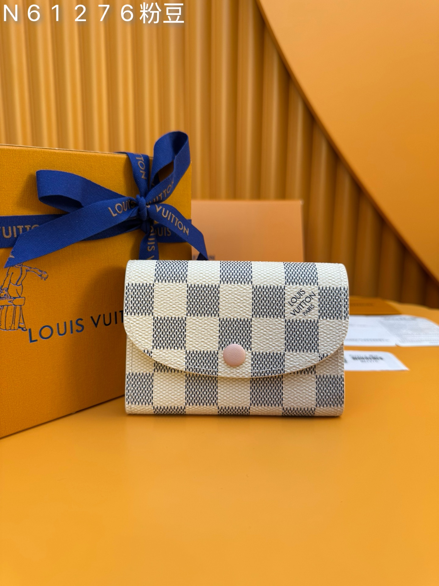 NO:674633,N61276 Pink Bean 'Special Duty Free' [Official Special Edition·First Class Material·All Steel Hardware·French Chip·Full Packaging] Made of blue Damier canvas, this Rosalie wallet is a feminine trinket with elegant proportions and slightly rounded folds. The canvas is equipped with colorful cowhide pattern lining. The interior provides two card slots and a zippered wallet. 11x8x2.5cm, LV wallet, louis vuitton,wallets,cowhide19860909N61276粉豆《特級免稅》[官方专版·一級材料·全鋼五金·法国芯片·全套包裝］用蓝色的Damier帆布制成,这款罗莎莉钱包是一个女性化的小饰品,优雅的比例和略微圆润的折叠.画布上配有五颜六色的牛皮花纹衬垫.内部提供两个卡槽和一个带拉链的钱包.11x8x2.5cm,LV钱包,louis vuitton,wallets,cowhide,欧美剧