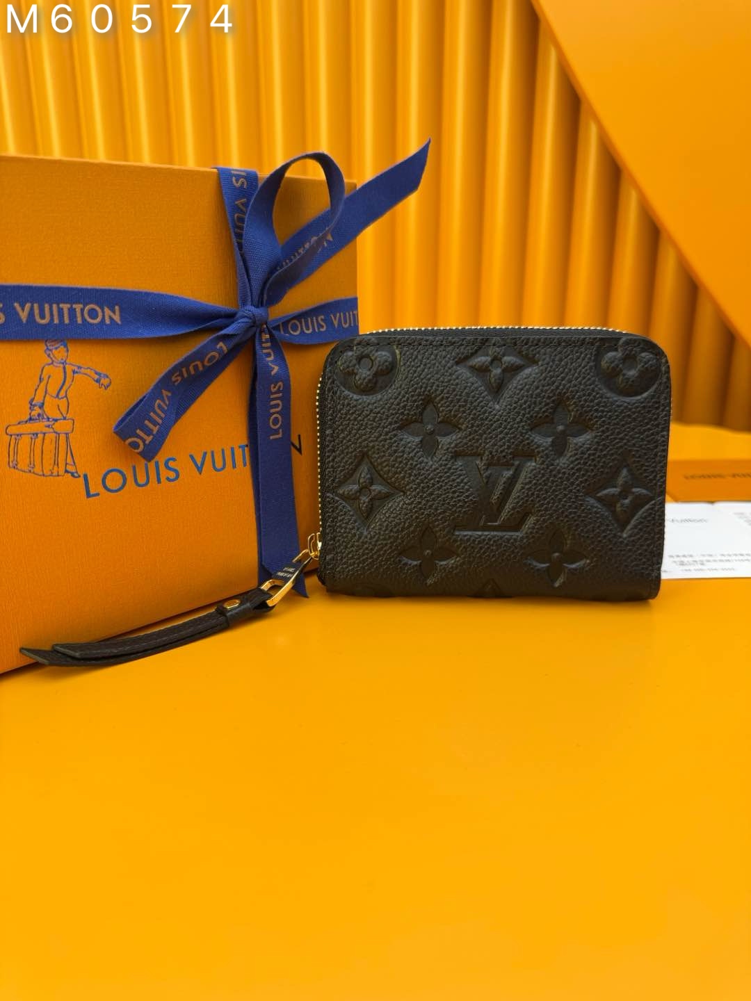 NO:673563,M60574 'Special Duty Free' [Official special edition·First class material·All steel hardware·French chip·Full set of packaging] This classic Zippy zipper coin purse is made of exquisite and soft leather. Spacious capacity and exquisite gold accessories, h elegant temperament.11.0x8.5x2.0cm, LV wallet, louis vuitton, wallets19860909M60574 《特級免稅》[官方专版·一級材料·全鋼五金·法国芯片·全套包裝］这款造型经典的 Zippy 拉链零钱包以精致而柔软的皮革制成. 宽敞的容量和精致的金色配件,h优雅气质.11.0x8.5x2.0cm,LV钱包,louis vuitton,wallets,欧美剧