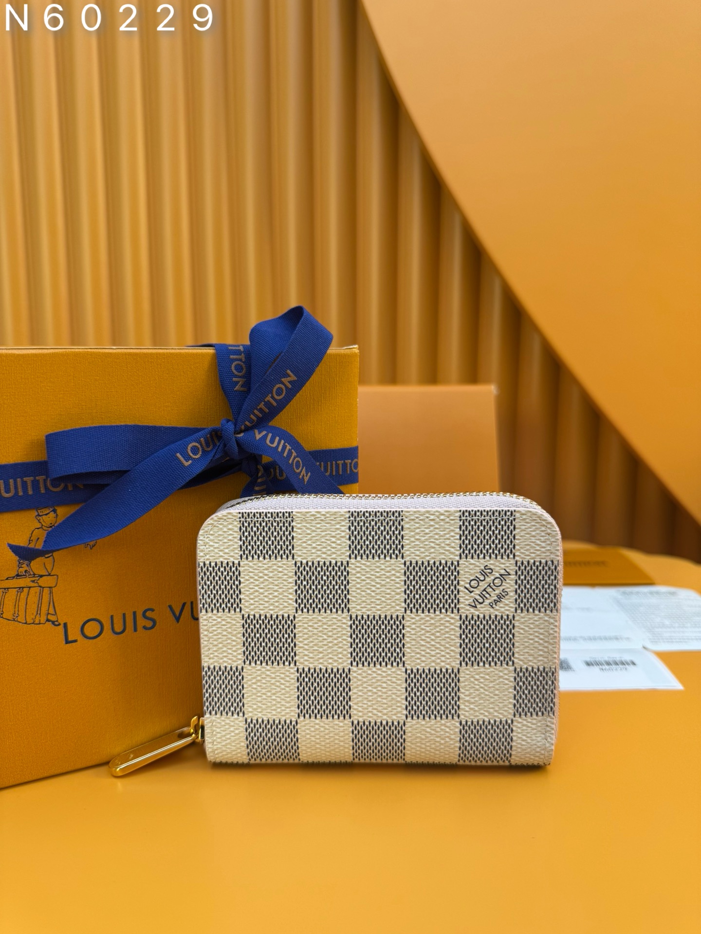 NO:741131,N60229 'Special Duty Free' [Official special edition·First-class material·All-steel hardware·French chip·Full set of packaging] This zipper coin purse provides the most ideal choice for urbanites. The bag is exquisite and compact, and can be used to hold change, credit cards and folded banknotes. Even if the pockets on your body are small, you can easily put it in. 11.0X8.0x2.0cm, LV wallet, louis vuitton, wallets19860909N60229 《特級免稅》[官方专版·一級材料·全鋼五金·法国芯片·全套包裝］这款拉链零钱包为都市人提供了最理想的选择.包身精巧紧凑,可以用来装零钱、信用卡和折叠起来的纸币.即使身上的口袋小,也可轻松地将它放入.11.0X8.0x2.0cm,LV钱包,louis vuitton,wallets,欧美剧