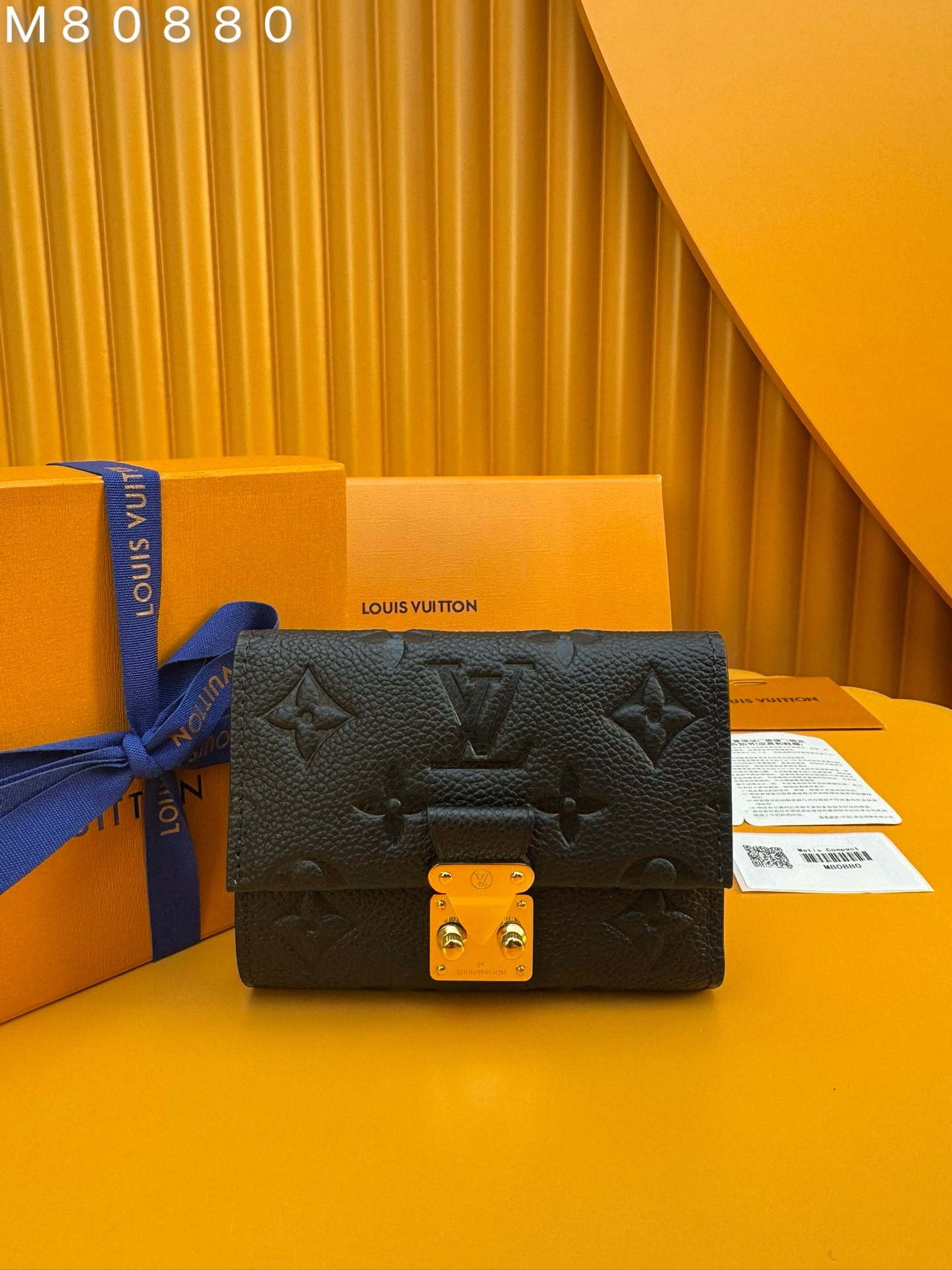 NO:673571,M80880 'Special Duty Free' [Official special edition·First class material·All steel hardware·French chip·Full set of packaging] Métis short wallet inherits the inspiration of Métis leather goods series, and is embossed with the classic Monogram pattern on soft Monogram Empreinte leather. Pocket S-lock The lock secures the flap, continuing the elements of Louis Vuitton's classic hard case. The elegant structure has ample space inside, with a zipper accordion coin pocket, patch pocket and card compartment. 11.5x8.5x4cm, LV wallet, louis vuitton, louis vuitton, wallets19860909M80880 《特級免稅》[官方专版·一級材料·全鋼五金·法国芯片·全套包裝］ Métis 短款钱夹承袭Métis皮具系列灵感,为柔软Monogram Empreinte 皮革压印经典Monogram 图案.袖珍S-lock 锁扣固定翻盖,延续路易威登经典硬箱元素.雅致构型内藏充裕空间,设有拉链风琴零钱袋、贴袋和卡片夹层.11.5x8.5x4cm,LV钱包,louis vuitton,louis vuitton,wallets,欧美剧