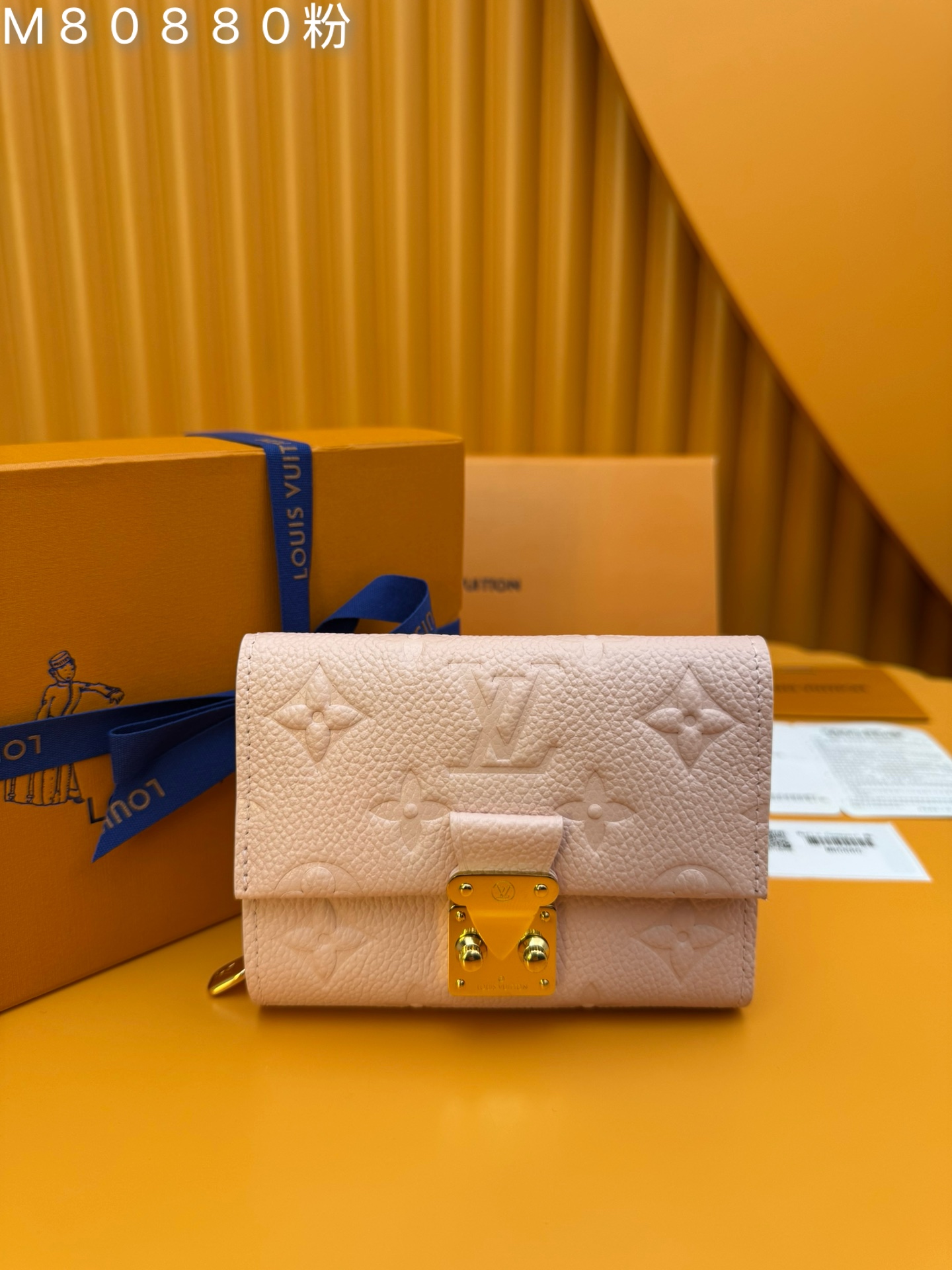 NO:673823,M80880 Pink 'Special Duty Free' [Official special edition·First-class material·All-steel hardware·French chips·Full set of packaging] Métis short wallet inherits the inspiration of Métis leather goods series, and is embossed with the classic Monogram pattern on soft Monogram Empreinte leather. Pocket S-lock The lock secures the flap, continuing the elements of Louis Vuitton's classic hard case. The elegant structure has ample space inside, with a zipper accordion coin pocket, patch pocket and card compartment. 11.5x8.5x4cm, LV wallet, louis vuitton, louis vuitton, wallets19860909M80880粉《特級免稅》[官方专版·一級材料·全鋼五金·法国芯片·全套包裝］ Métis 短款钱夹承袭Métis皮具系列灵感,为柔软Monogram Empreinte 皮革压印经典Monogram 图案.袖珍S-lock 锁扣固定翻盖,延续路易威登经典硬箱元素.雅致构型内藏充裕空间,设有拉链风琴零钱袋、贴袋和卡片夹层.11.5x8.5x4cm,LV钱包,louis vuitton,louis vuitton,wallets,欧美剧