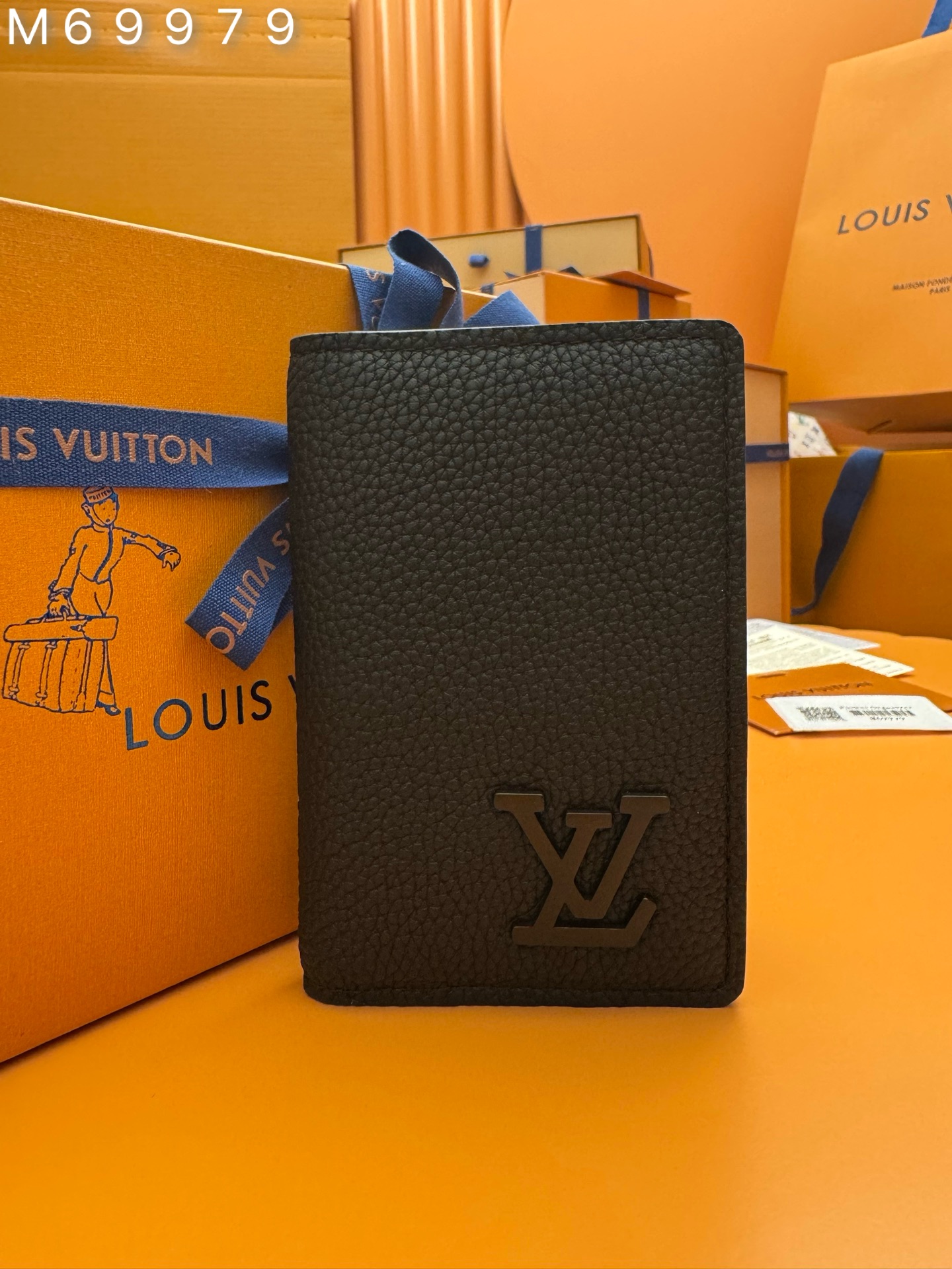 NO:673352,M69979 'Special Duty Free' [Official special edition·First-class material·All-steel hardware·French chips·Full set of packaging] This pocket wallet reflects the LVAerogram grain texture and highlights the brand style with metal LV letters. The compact configuration is equipped with a card compartment, an inner pocket and a rear outer pocket, and can be easily placed in most pockets. 7.5x11.1x1cm, LV wallet, louis vuitton, wallets19860909M69979《特級免稅》[官方专版·一級材料·全鋼五金·法国芯片·全套包裝］本款口袋钱夹体现LVAerogram 粒面质感,以金属LV字母彰显品牌格调.紧凑构型设有卡片夹层、内袋和后部外袋,亦可轻松置于多数口袋.7.5x11.1x1cm,LV钱包,louis vuitton,wallets,欧美剧