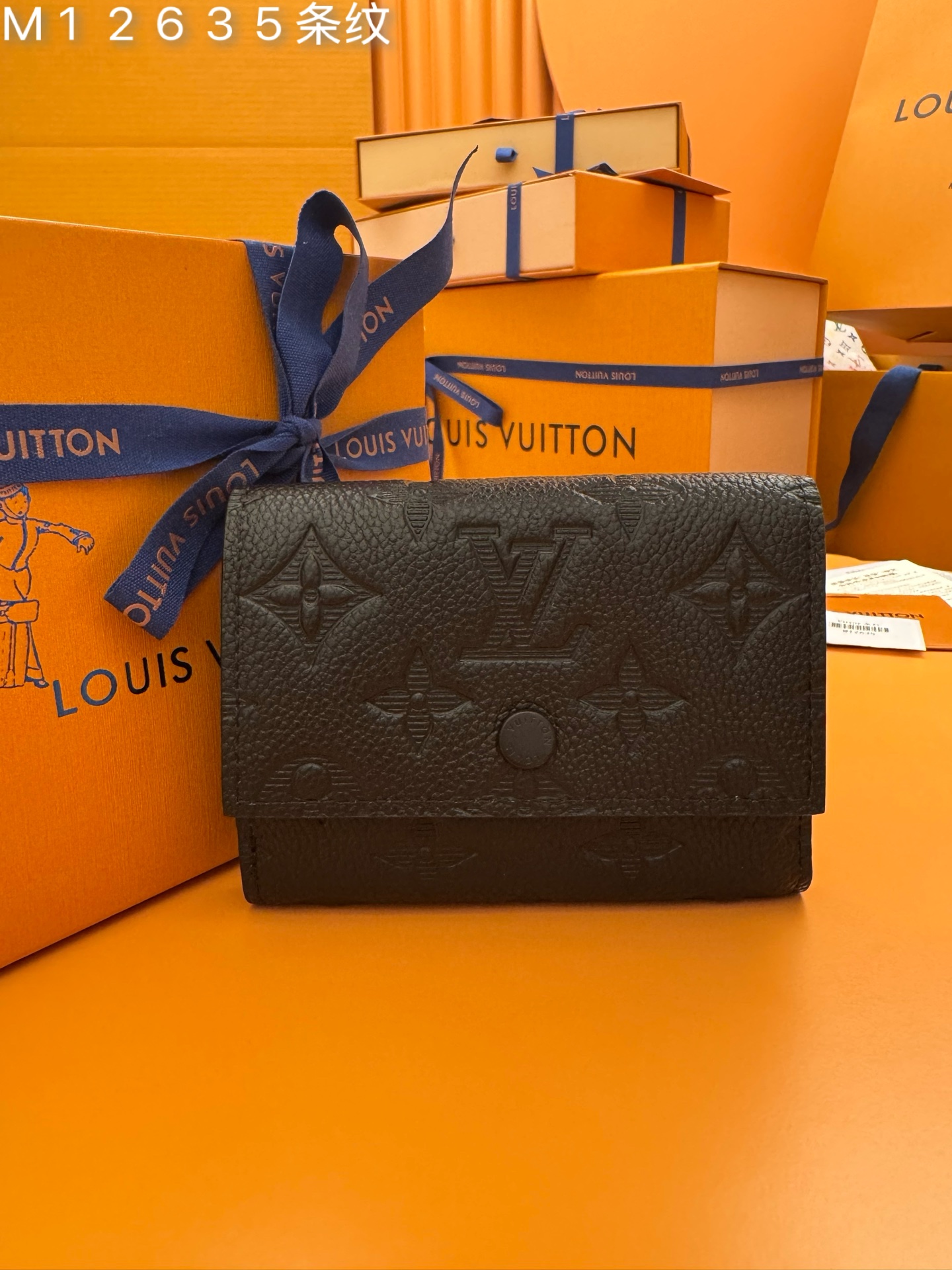 NO:673624,M12635 Stripe 'Special Duty Free' [Official Special Edition·First Class Material·All Steel Hardware·French Chip·Full Package] Lightly embossed single-piece patterned single-piece shadow leather, updated with a 'Quite Luxurious' atmosphere, compact size 'Victor Wallet'. In addition to a zippered pocket, it comes with a practical interior including a bill and receipt pocket and five card slots. With 'Louis The snap-opening flap with the Vuitton' logo is also very attractive. 11.5x9x2.5cm, LV wallet, louis vuitton, louis vuitton, wallets19860909M12635条纹 《特級免稅》[官方专版·一級材料·全鋼五金·法国芯片·全套包裝］ 轻巧地用压花加工的单体图案的单体影子皮革,更新为“奎特奢华”的氛围,紧凑尺寸的“维克多钱包”.除了一个带拉链的口袋外,它还配有实用的内饰,包括纸币和收据口袋和五个卡槽.带有“Louis Vuitton”标志的按扣开合的翻盖也很有魅力.11.5x9x2.5cm,LV钱包,louis vuitton,louis vuitton,wallets,欧美剧