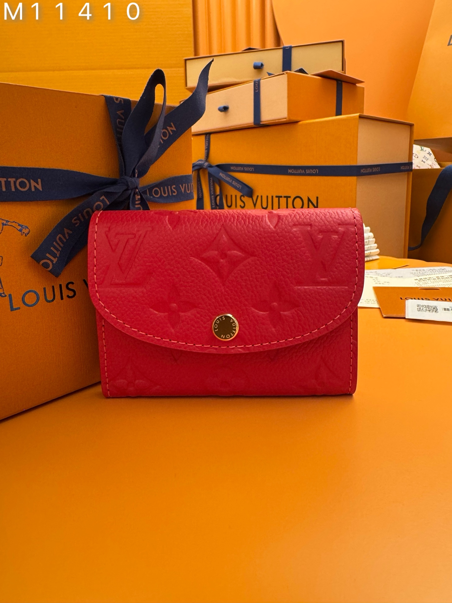 NO:673830,M11410 'Special Class Duty Free' [Official special edition·First-grade material·All steel hardware·163 chips·Full set of packaging] This Rosalie coin purse is made of Monogram Empreinte embossed soft grain cow leather. It opens with a round flip cover and has a compact configuration. It has a zippered coin pocket, patch pocket and card compartment. The Louis Vuitton logo-engraved snap button ensures secure opening and closing. 11x8x2.5cm, LV wallet, louis vuitton,louis vuitton,wallets,cowhide19860909M11410 《特級免稅》 [官方专版·一級材料·全鋼五金·163芯片·全套包裝] 本款 Rosalie 零钱包取材Monogram Empreinte压纹软粒面牛皮革,以圆润翻盖开启小巧构型,内设拉链零钱袋、贴袋和卡片夹层.路易威登标识铭纹按扣实现稳妥开合.11x8x2.5cm,LV钱包,louis vuitton,louis vuitton,wallets,cowhide,欧美剧