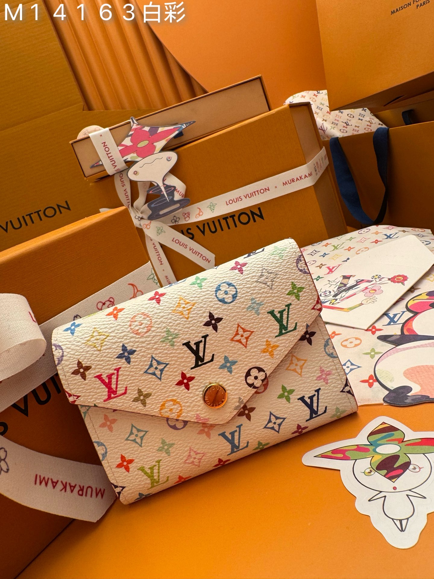 NO:673622,M14163 White Color 'Special Duty Free' [Official special edition·First class material·All steel hardware·163 chips·Full set of packaging] New product LVxTM Victorine Wallet, this compact Victorine wallet features the vibrant multi-color Monogram pattern reintroduced from the Louis Vuitton x Takashi Murakami collection, refreshing the brand's iconic logo with the Japanese artist's signature iridescent colors. It is made of coated canvas, lined with fine cowhide leather, and features silver-tone hardware. A zippered pocket can store coins, while multiple internal compartments can organize banknotes and cards. 12x9.5x2.5cm, LV wallet, louis vuitton, louis vuitton,wallets,cowhide19860909M14163白彩 《特級免稅》 [官方专版·一級材料·全鋼五金·163芯片·全套包裝] 新品LVxTM Victorine 钱包,这款紧凑的Victorine钱包采用了路易威登与村上隆联名系列重新推出的充满活力的多色Monogram图案,用这位日本艺术家的招牌彩虹色焕新了品牌的标志性标志.它由涂布帆布制成,内衬精细的牛皮,配有银色金属硬件.一个拉链口袋可以存放硬币,而内部的多个隔层可以整理钞票和卡片.12x9.5x2.5cm,LV钱包,louis vuitton,louis vuitton,wallets,cowhide,欧美剧