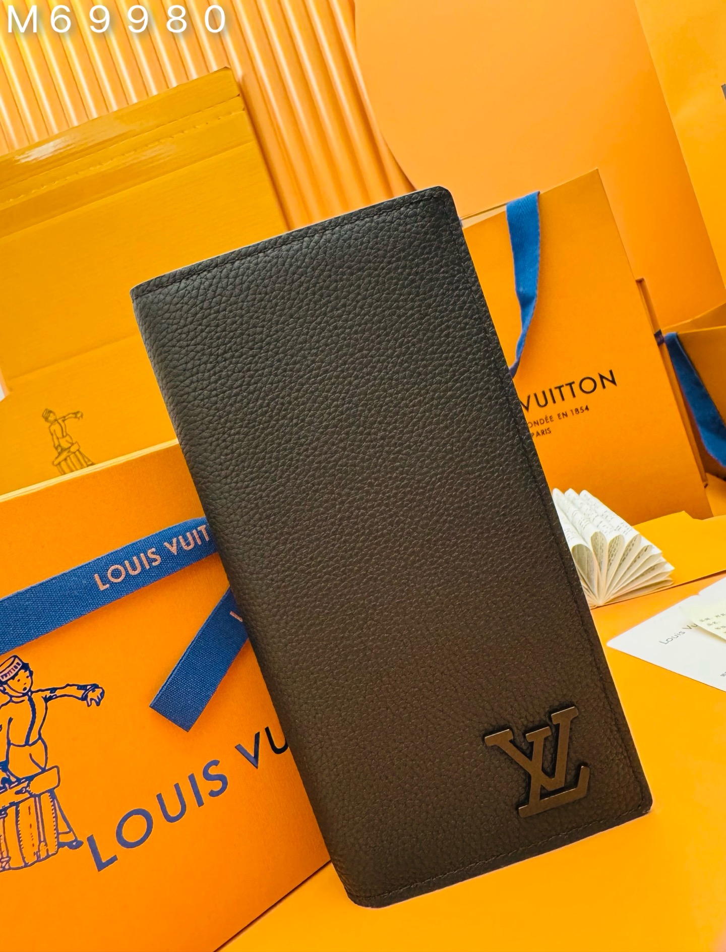 NO:673371,M69980 'Special Class Duty Free' [Official Special Edition·First Class Material·All Steel Hardware·163 Chips·Full Packaging] This new LV Aerogram Edition Brazza wallet exudes subtle yet eye-catching elegance. The black calfskin has been specially treated to enhance its luxurious texture and is paired with a metal 'LV' logo to understate the brand. With 17 card slots and compartments for cash, documents and coins, it is a practical accessory and an LV The perfect complement to the Aerogram bag.10x19x2cm,LV wallet,louis vuitton,wallets,cowhide19860909M69980《特級免稅》[官方专版·一級材料·全鋼五金·163芯片·全套包裝］这款新的LV Aerogram版Brazza钱包散发着微妙而引人注目的优雅.黑色小牛皮经过特别处理,以增强其奢华的纹理,并配以金属“LV”标志,低调地彰显品牌特色.它拥有17个卡槽以及用于存放现金、文件和硬币的隔层,是一款实用的配饰,也是LV Aerogram包的完美补充.10x19x2cm,LV钱包,louis vuitton,wallets,cowhide,欧美剧