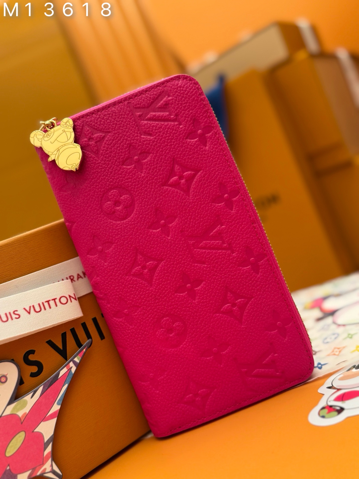 NO:673586,M13618 'Special Duty Free' [Official Special Edition·First Class Material·All Steel Hardware·163 Chip·Full Packaging] Zippy wallet is filled with iconic codes from the cross-category Louis Vuitton x Murakami series. It adopts Monogram Made of Empireinte leather in a bright pink color taken from the artist's usual rainbow palette, and decorated with Monogram coated canvas on the interior. It is organized into compartments for banknotes, cards and receipts, fastened by a gold zipper with a cute panda-shaped puller. 19.5x10.5x2.5cm, LV wallet, louis vuitton, louis vuitton, wallets19860909M13618《特級免稅》[官方专版·一級材料·全鋼五金·163芯片·全套包裝］Zippy钱包洋溢着来自跨类别Louis Vuitton x 村上隆系列的标志性代码.它采用Monogram Empireinte皮革制成,颜色鲜艳的粉色取自艺术家惯用的彩虹调色板,并在内部装饰了Monogram涂层帆布.它被组织成多个隔层,用于存放钞票、卡片和收据,并以带有可爱熊猫形状拉头的金色拉链固定.19.5x10.5x2.5cm,LV钱包,louis vuitton,louis vuitton,wallets,欧美剧