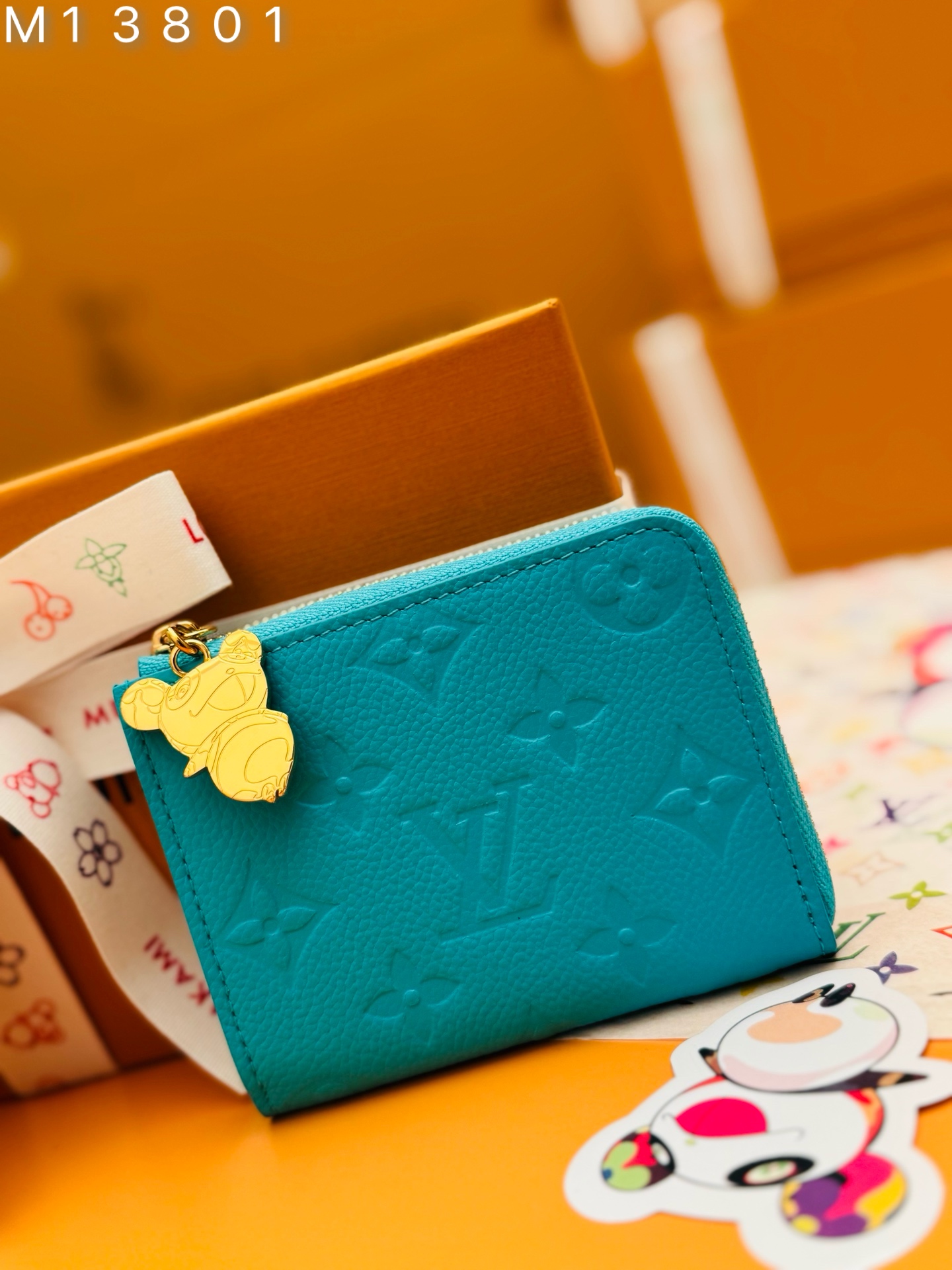 NO:741071,M13801 'Special Duty Free' [Official Special Edition·First Class Material·All Steel Hardware·163 Chips·Full Packaging] Lisa Wallet is an everyday necessity with a practical and compact design, equipped with a secure coin pocket, bill compartment and multiple card slots. It is made of Louis Vuitton's elegant Monogram Made of Empreinte leather, using fresh seasonal tones from the Louis Vuitton x Murakami collection, the interior is also dotted with colorful Monogram patterns. The golden panda-shaped zipper pull adds a touch of vitality to the zipper. 9x11.5x1.5cm, LV wallet, louis vuitton, louis vuitton, wallets19860909M13801《特級免稅》[官方专版·一級材料·全鋼五金·163芯片·全套包裝］丽莎钱包是日常必需品,采用实用的紧凑设计,配有紧固的硬币口袋、纸币隔层和多个卡槽.它由路易威登优雅的Monogram Empreinte皮革制成,采用路易威登x村上隆系列中清新的季节性色调,内部还点缀着多彩的Monogram图案.金色熊猫形状的拉链头为拉链增添了一抹活力.9x11.5x1.5cm,LV钱包,louis vuitton,louis vuitton,wallets,欧美剧