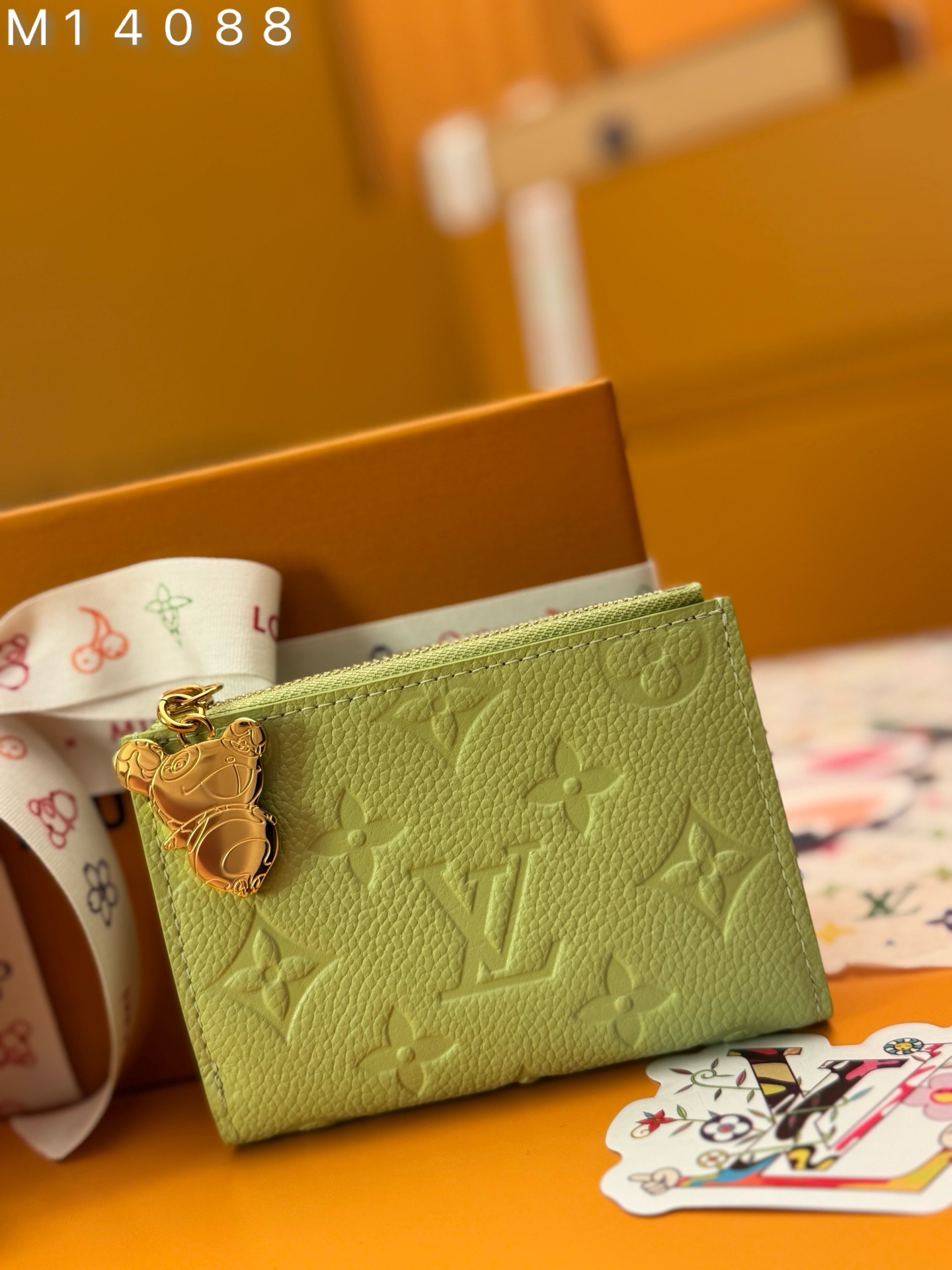 NO:741147,M14088 'Special Duty Free' [Official Special Edition·First Class Material·All Steel Hardware·163 Chips·Full Packaging] Lisa Wallet is an everyday necessity with a practical and compact design, equipped with a secure coin pocket, bill compartment and multiple card slots. It is made of Louis Vuitton's elegant Monogram Made of Empreinte leather, using fresh seasonal tones from the Louis Vuitton x Murakami collection, the interior is also dotted with colorful Monogram patterns. The golden panda-shaped zipper pull adds a touch of vitality to the zipper. 9x11.5x1.5cm, LV wallet, louis vuitton, louis vuitton, wallets19860909M14088《特級免稅》[官方专版·一級材料·全鋼五金·163芯片·全套包裝］丽莎钱包是日常必需品,采用实用的紧凑设计,配有紧固的硬币口袋、纸币隔层和多个卡槽.它由路易威登优雅的Monogram Empreinte皮革制成,采用路易威登x村上隆系列中清新的季节性色调,内部还点缀着多彩的Monogram图案.金色熊猫形状的拉链头为拉链增添了一抹活力.9x11.5x1.5cm,LV钱包,louis vuitton,louis vuitton,wallets,欧美剧