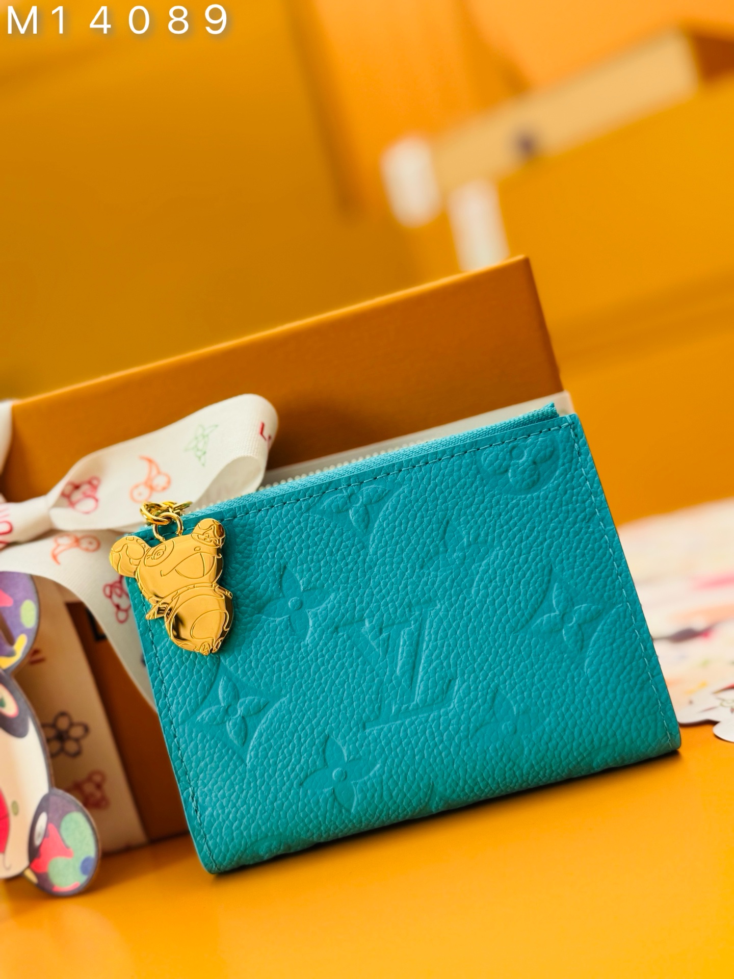 NO:674628,M14089 'Special Duty Free' [Official Special Edition·First Class Material·All Steel Hardware·163 Chips·Full Packaging] Lisa Wallet is an everyday necessity with a practical and compact design, equipped with a secure coin pocket, bill compartment and multiple card slots. It is made of Louis Vuitton's elegant Monogram Made of Empreinte leather, using fresh seasonal tones from the Louis Vuitton x Murakami collection, the interior is also dotted with colorful Monogram patterns. The golden panda-shaped zipper pull adds a touch of vitality to the zipper. 9x11.5x1.5cm, LV wallet, louis vuitton, louis vuitton, wallets19860909M14089《特級免稅》[官方专版·一級材料·全鋼五金·163芯片·全套包裝］丽莎钱包是日常必需品,采用实用的紧凑设计,配有紧固的硬币口袋、纸币隔层和多个卡槽.它由路易威登优雅的Monogram Empreinte皮革制成,采用路易威登x村上隆系列中清新的季节性色调,内部还点缀着多彩的Monogram图案.金色熊猫形状的拉链头为拉链增添了一抹活力.9x11.5x1.5cm,LV钱包,louis vuitton,louis vuitton,wallets,欧美剧