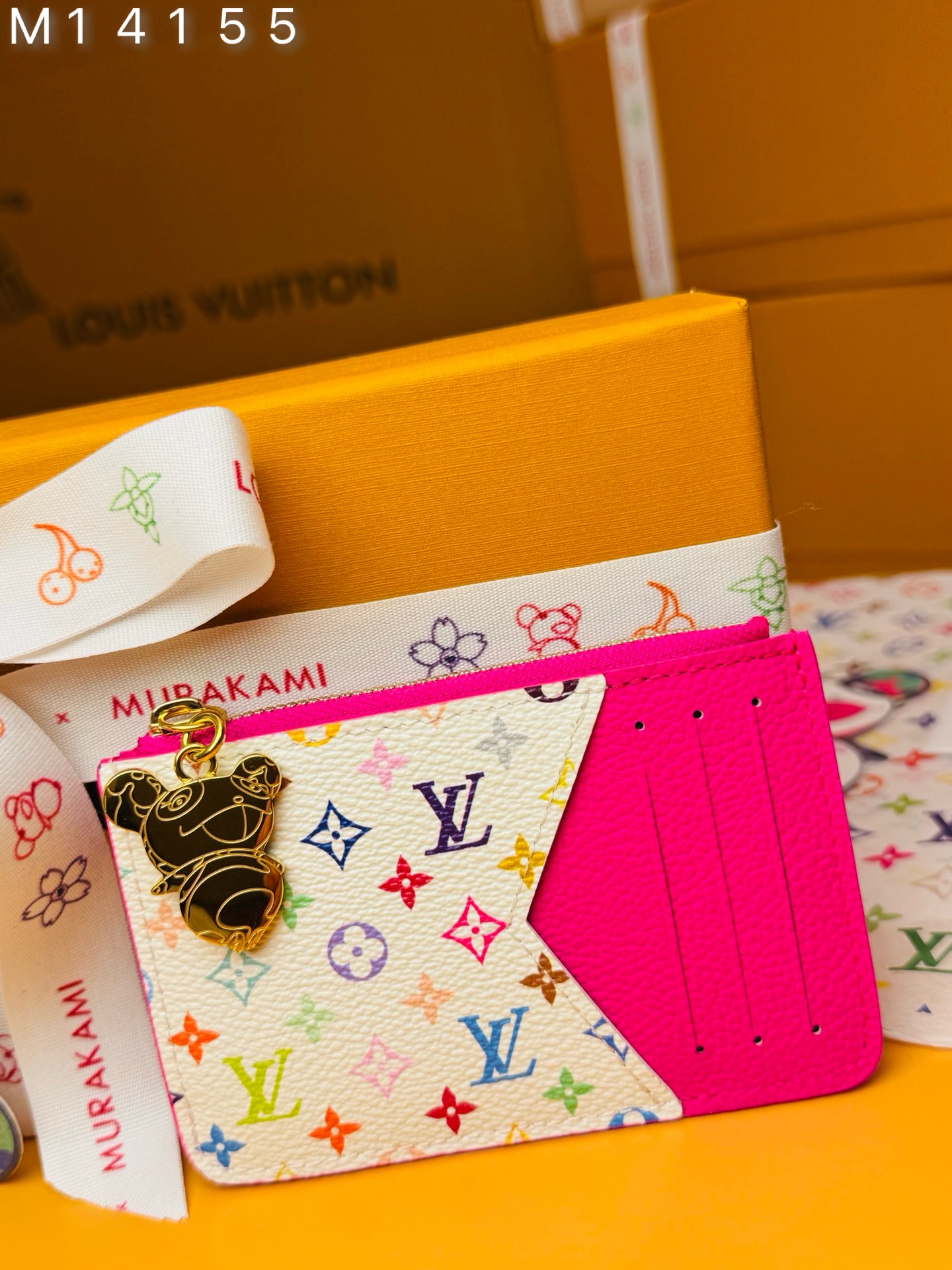 NO:673578,M14155 'Special Duty Free' [Official Special Edition·First Class Material·All Steel Hardware·163 Chips·Full Packaging] As part of the cross-category Louis Vuitton Signed Empreinte leather, while the flat pockets are brightly highlighted in multi-color Monogram coated canvas. The coin pocket is secured with a gold zipper, which is edged with a panda-shaped puller as a final seasonal touch. 12x8x0.8cm, LV wallet, louis vuitton, louis vuitton, wallets19860909M14155《特級免稅》[官方专版·一級材料·全鋼五金·163芯片·全套包裝］作为跨类别路易威登x村上隆系列的一部分,Romy卡片夹既实用又充满趣味,采用清新色彩,灵感源自这位日本艺术家惯用的彩虹调色板.它巧妙地在整个 Monogram Empreinte皮革上签名,而平口袋则用多色Monogram涂层帆布鲜艳地突出显示.硬币口袋用金色拉链固定,拉链边缘装饰有熊猫形状的拉头,作为最后的季节性点缀.12x8x0.8cm,LV钱包,louis vuitton,louis vuitton,wallets,欧美剧