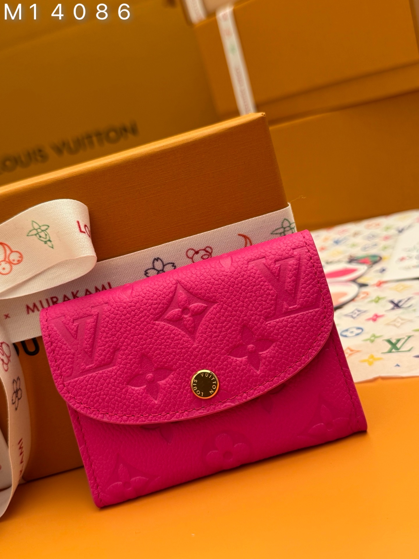 NO:673590,M14086 'Special Duty Free' [Official Special Edition·First Class Material·All Steel Hardware·163 Chip·Full Packaging] Rosalie coin wallet is Louis Vuitton's iconic Monogram An everyday essential in Empreinte leather, it has been reimagined in a new colorway from the Louis Vuitton19860909M14086《特級免稅》[官方专版·一級材料·全鋼五金·163芯片·全套包裝］Rosalie硬币钱包是路易威登标志性Monogram Empreinte皮革的每日必备品,它以路易威登x村上隆系列的新配色重新设计.这款钱包采用时尚、口袋大小的比例制作,前部有圆角翻盖,内部配有拉链硬币隔层,并有趣地签上了多色Monogram涂层帆布,借鉴了艺术家标志性的彩虹调色板.11x8x2.5cm,LV钱包,louis vuitton,louis vuitton,wallets,欧美剧