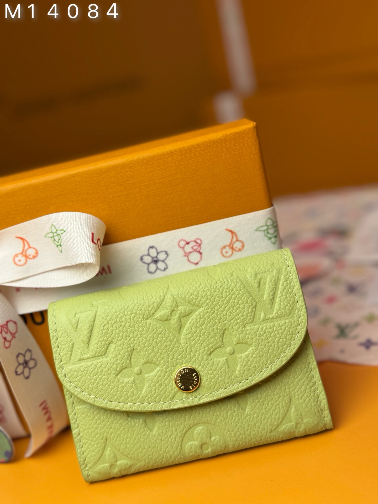 NO:741067,M14084 'Special Duty Free' [Official Special Edition·First Class Material·All Steel Hardware·163 Chip·Full Packaging] Rosalie coin wallet is Louis Vuitton's iconic Monogram An everyday essential in Empreinte leather, it has been reimagined in a new colorway for the Louis Vuitton19860909M14084《特級免稅》[官方专版·一級材料·全鋼五金·163芯片·全套包裝］Rosalie硬币钱包是路易威登标志性Monogram Empreinte皮革的每日必备品,它以路易威登x村上隆系列的新配色重新设计.这款钱包采用时尚、口袋大小的比例制作,前部有圆角翻盖,内部配有拉链硬币隔层,并有趣地签上了多色Monogram涂层帆布,借鉴了艺术家标志性的彩虹调色板.11x8x2.5cm,LV钱包,louis vuitton,louis vuitton,wallets,欧美剧