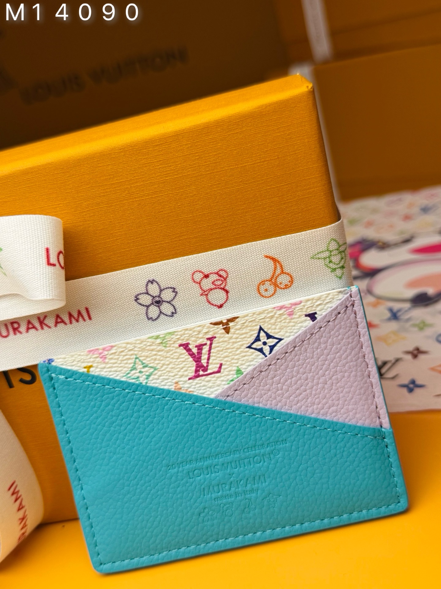 NO:741140,M14090 'Special Duty Free' [Official special edition·First class material·All steel hardware·163 chips·Full set of packaging] World famous Japanese artist Takashi Murakami Vibrant rainbow hues from Murakami breathe new life into this Criss-Cross card organizer, making it a statement of everyday joy. Featuring a compact pocket-sized shape, it's made from color-blocked cowhide leather with two overlapping diagonal flat pockets on the front, while colorful Monogram canvas by Louis Vuitton The reissue of the Vuitton and Murakami joint series, completes the design with vibrant iconic elements.10x7x0.3cm,LV wallet,louis vuitton,louis vuitton,louis vuitton,wallets,cowhide19860909M14090《特級免稅》[官方专版·一級材料·全鋼五金·163芯片·全套包裝］世界著名日本艺术家村上隆(Takashi Murakami)充满活力的彩虹色调为这款Criss-Cross卡片收纳盒注入了新的活力,使其成为每日快乐的宣言.它采用紧凑的口袋尺寸形状,由色块拼接的牛皮制成,正面有两个重叠的对角线扁平口袋,而多彩的Monogram帆布则通过路易威登( Louis Vuitton)与村上隆(Murakami)联名系列的重新发行,以充满活力的标志性元素完成了设计.10x7x0.3cm,LV钱包,louis vuitton,louis vuitton,louis vuitton,wallets,cowhide,欧美剧