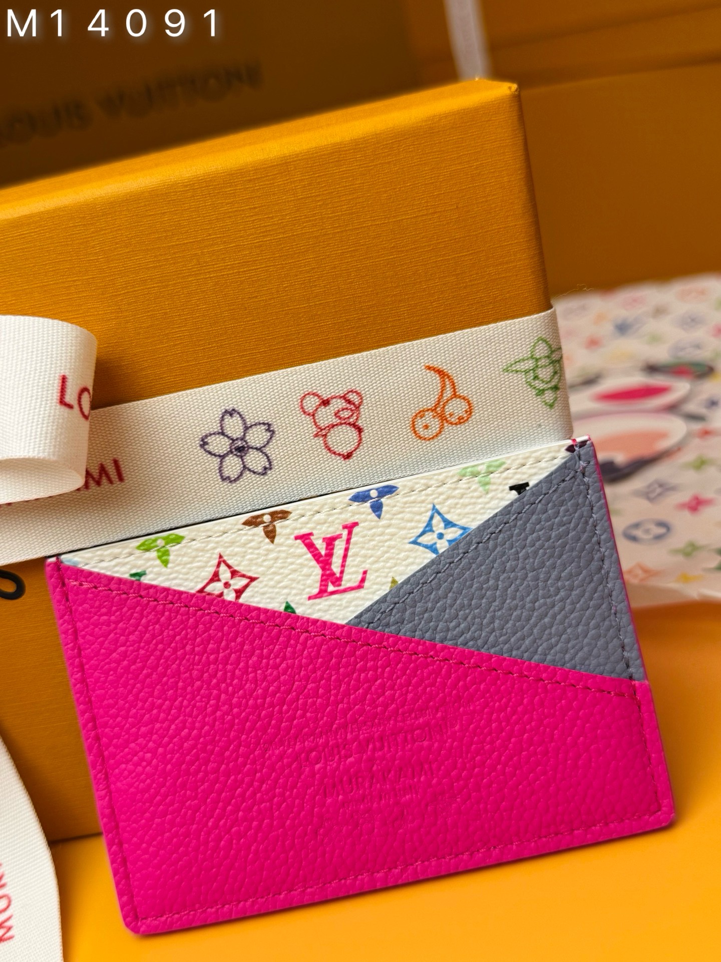 NO:741143,M14091 'Special Duty Free' [Official special edition·First class material·All steel hardware·163 chips·Full set of packaging] World famous Japanese artist Takashi Murakami Vibrant rainbow hues from Murakami breathe new life into this Criss-Cross card organizer, making it a statement of everyday joy. Featuring a compact pocket-sized shape, it's made from color-blocked cowhide leather with two overlapping diagonal flat pockets on the front, while colorful Monogram canvas by Louis Vuitton The reissue of the Vuitton and Murakami joint series, completes the design with vibrant iconic elements.10x7x0.3cm,LV wallet,louis vuitton,louis vuitton,louis vuitton,wallets,cowhide19860909M14091《特級免稅》[官方专版·一級材料·全鋼五金·163芯片·全套包裝］世界著名日本艺术家村上隆(Takashi Murakami)充满活力的彩虹色调为这款Criss-Cross卡片收纳盒注入了新的活力,使其成为每日快乐的宣言.它采用紧凑的口袋尺寸形状,由色块拼接的牛皮制成,正面有两个重叠的对角线扁平口袋,而多彩的Monogram帆布则通过路易威登( Louis Vuitton)与村上隆(Murakami)联名系列的重新发行,以充满活力的标志性元素完成了设计.10x7x0.3cm,LV钱包,louis vuitton,louis vuitton,louis vuitton,wallets,cowhide,欧美剧