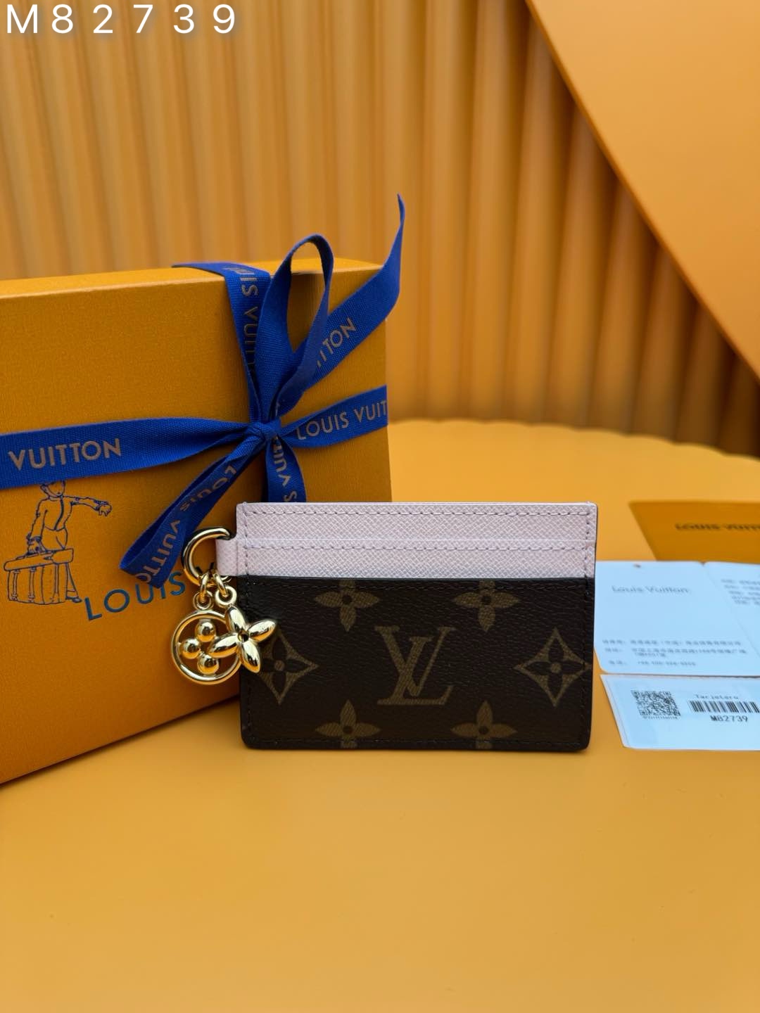 NO:673869,M82739 'Special Duty Free' [Official special edition·First-class material·All steel hardware·163 chips·Full set of packaging] This LV Charms card holder is made of Monogram coated canvas and cow leather, with card slots balanced on both sides of the large compartment. The Monogram floral decoration exudes a lustrous light, making it a good choice for gifts. 10.2x7.3x0.3cm, LV wallet, louis vuitton, wallets, cowhide19860909M82739 《特級免稅》[官方专版·一級材料·全鋼五金·163芯片·全套包裝］本款LV Charms卡夹取材Monogram 涂层帆布和牛皮革,为大号隔层两侧均衡配置卡片夹层.Monogram 花卉装饰散发莹泽光芒,成就赠礼佳选.10.2x7.3x0.3cm,LV钱包,louis vuitton,wallets,cowhide,欧美剧