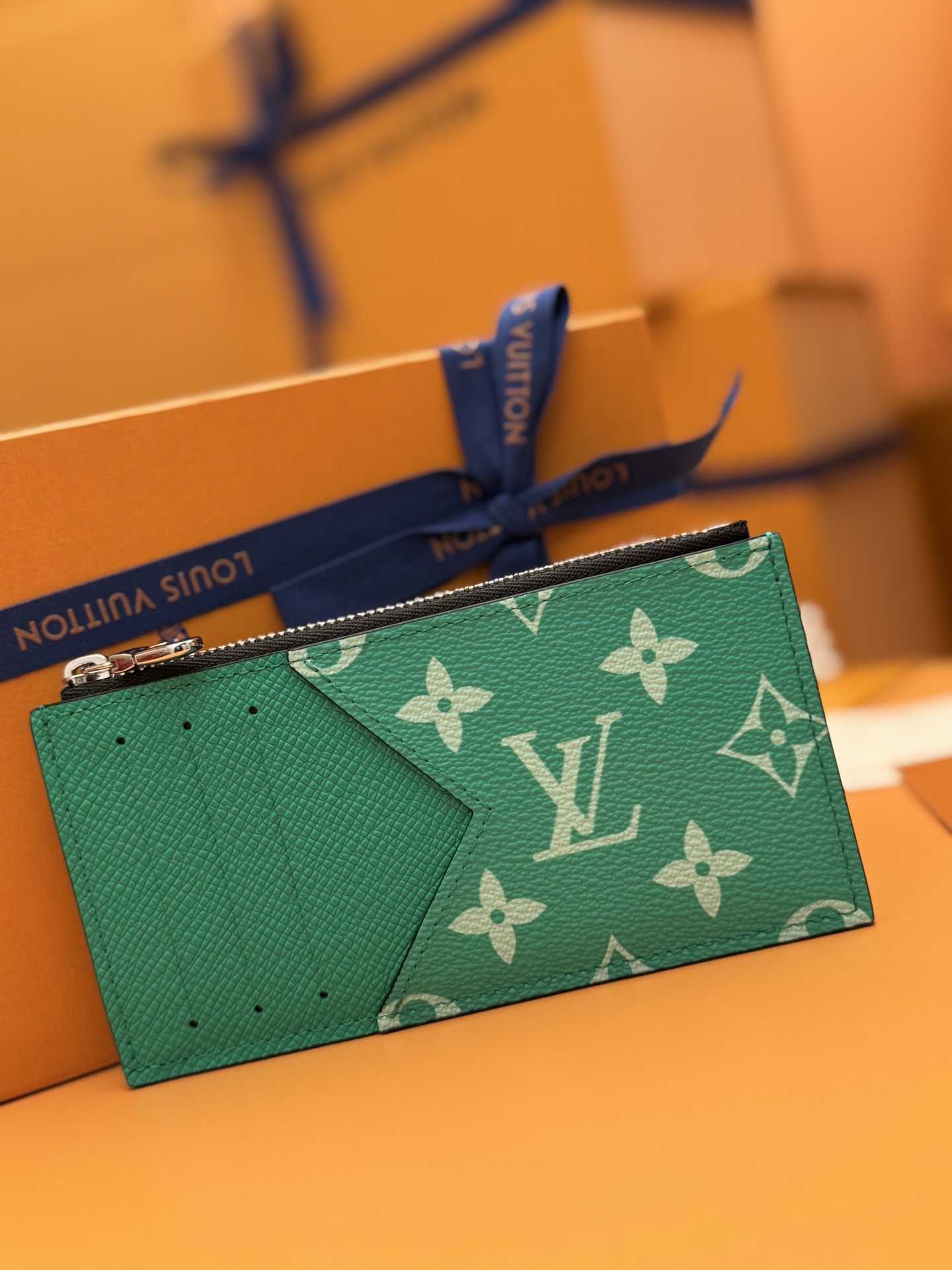 NO:673478,M83102 'Special Duty Free' [Official special edition·First-class material·All-steel hardware·163 chips·Full set of packaging] This COIN card holder is a combination of Taga leather and canvas painted with harmonious colors and outlining concise lines. The silver zipper hides the coin pocket underneath, and there are four card slots and a banknote compartment. 8.0x14.5x1.0cm, LV wallet, louis vuitton, wallets19860909M83102《特級免稅》[官方专版·一級材料·全鋼五金·163芯片·全套包裝］此款COIN 卡夹为 Taga 皮革和帆布的结合涂抹和谐色彩,勾勒简明线条.银色拉链将零钱袋隐藏其下,另有四个卡位和一个钞票隔层.8.0x14.5x1.0cm,LV钱包,louis vuitton,wallets,欧美剧