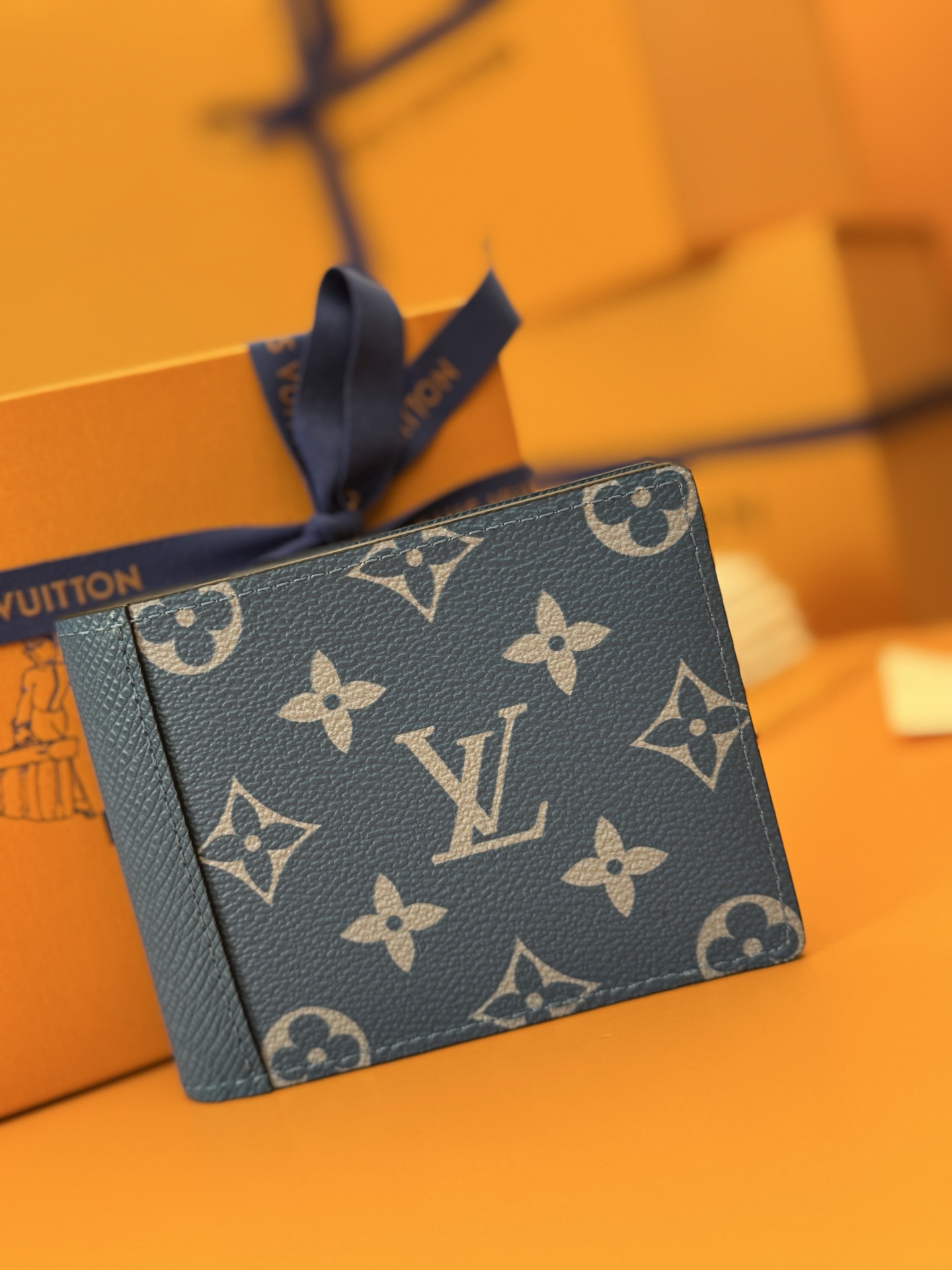 NO:673565,M30995 'Special Duty Free' [Official special edition·First-grade material·All-steel hardware·French chips·Full set of packaging] Multiple wallet is made of Monogram canvas and Taga leather to create a stacked color effect and outline simple lines. It contains multiple compartments and card slots, which can store bank cards, bills and banknotes, and can also be easily placed in most pockets. 11.5x9.0x1.5cm, LV wallet, louis vuitton, wallets19860909M30995《特級免稅》[官方专版·一級材料·全鋼五金·法国芯片·全套包裝］Multiple 钱夹选用 Monogram 帆布与 Taga 皮革塑造叠色效果,勾勒简明线条.内含多个隔层与卡位,可收纳银行卡、票据与纸钞,亦可轻松置于大部分口袋之中.11.5x9.0x1.5cm,LV钱包,louis vuitton,wallets,欧美剧