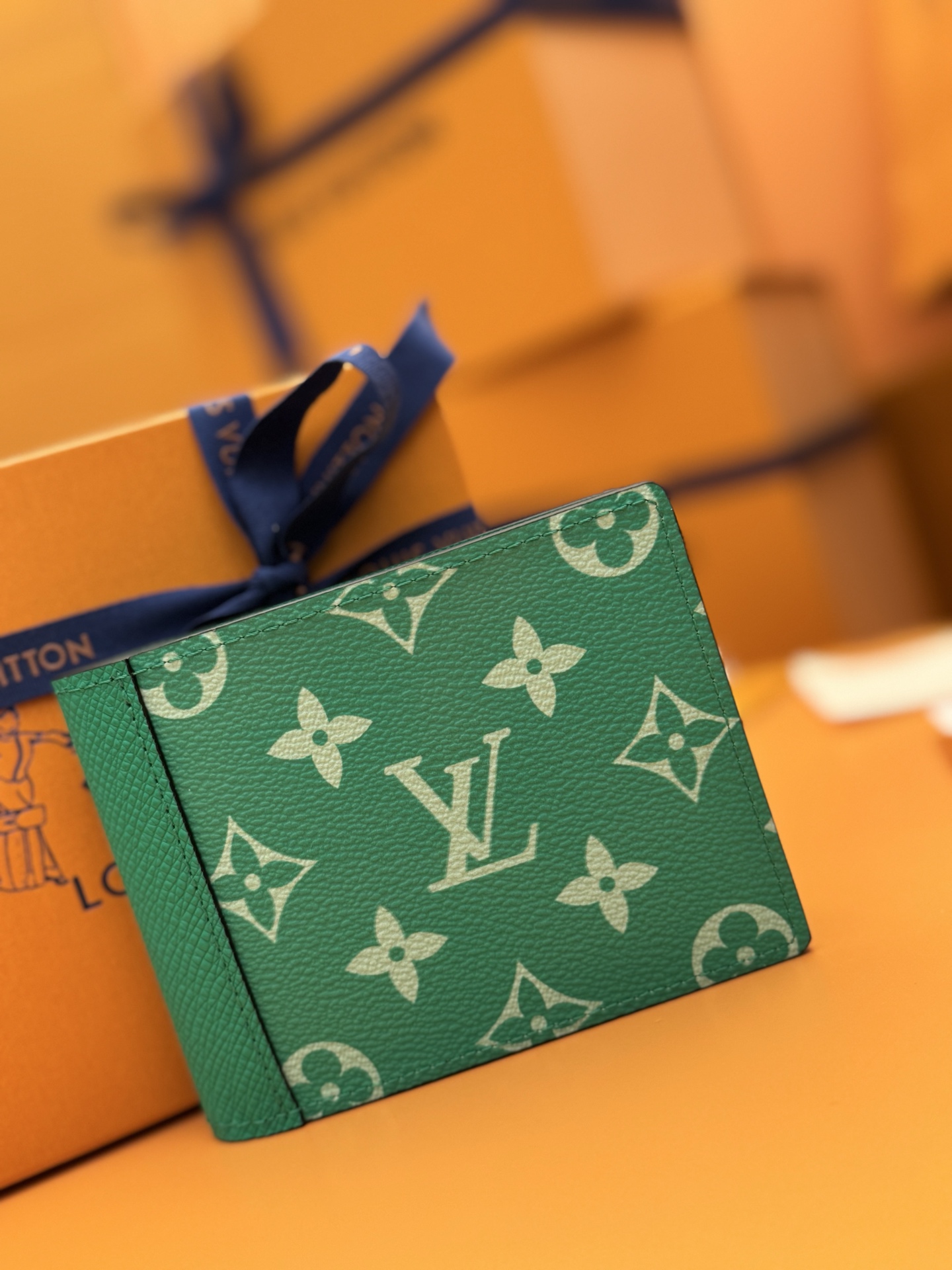 NO:673562,M30993 'Special Duty Free' [Official special edition·First-grade material·All-steel hardware·French chips·Full set of packaging] Multiple wallet is made of Monogram canvas and Taga leather to create a stacked color effect and outline simple lines. It contains multiple compartments and card slots, which can store bank cards, bills and banknotes, and can also be easily placed in most pockets. 11.5x9.0x1.5cm, LV wallet, louis vuitton, wallets19860909M30993《特級免稅》[官方专版·一級材料·全鋼五金·法国芯片·全套包裝］Multiple 钱夹选用 Monogram 帆布与 Taga 皮革塑造叠色效果,勾勒简明线条.内含多个隔层与卡位,可收纳银行卡、票据与纸钞,亦可轻松置于大部分口袋之中.11.5x9.0x1.5cm,LV钱包,louis vuitton,wallets,欧美剧