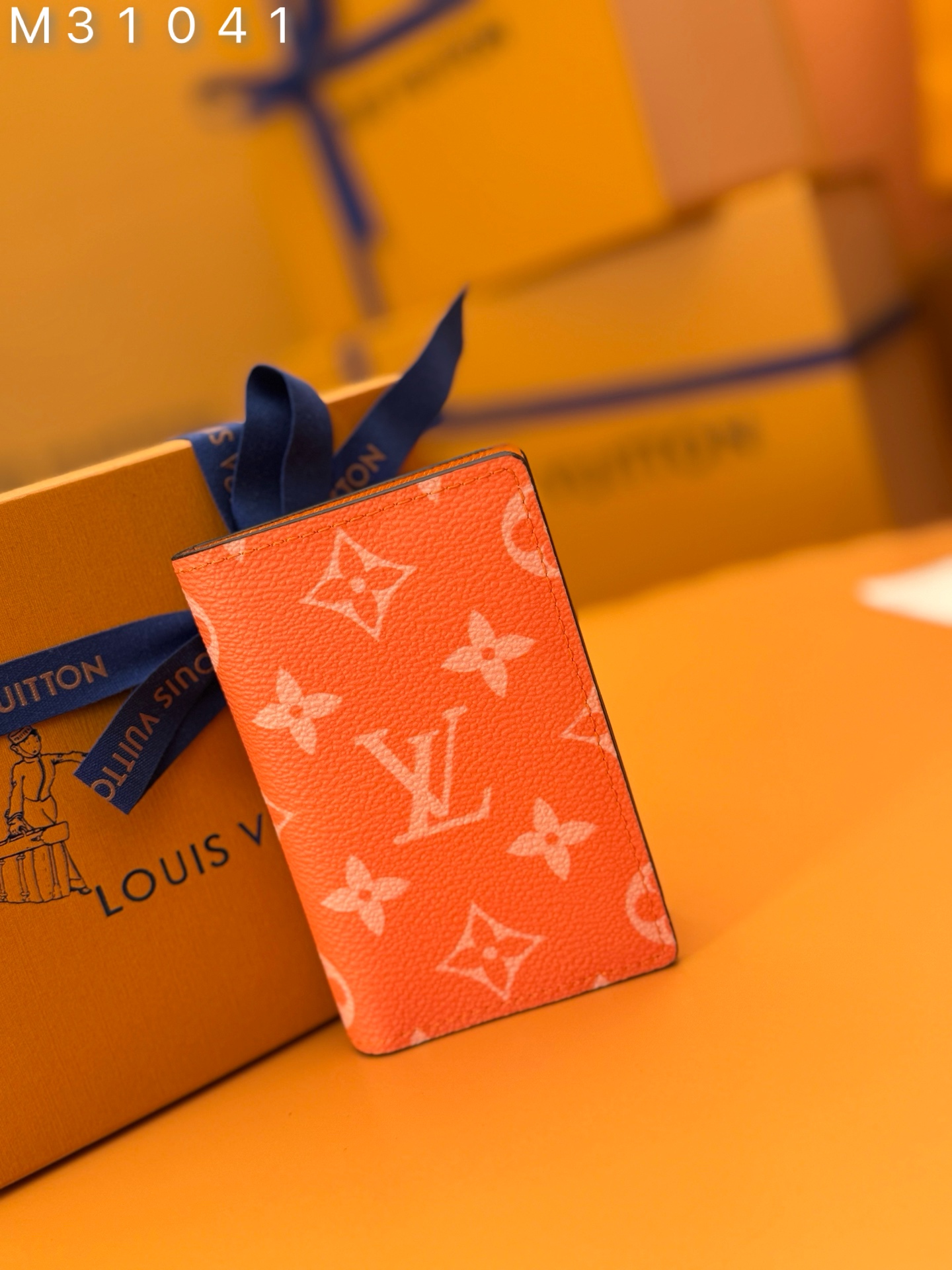 NO:673386,M31041 'Special Duty Free' [Official special edition·First-class material·All steel hardware·163 chips·Full set of packaging] Pocket wallet combines colorful Taga leather and same-tone Monogram canvas to achieve a multi-functional design. It can store bank cards, banknotes and bills, and can also be easily placed in a pocket or handbag. 8.0x11.0x1.0cm, LV wallet, louis vuitton, wallets19860909M31041《特級免稅》[官方专版·一級材料·全鋼五金·163芯片·全套包裝］口袋钱夹融合缤纷 Taga 皮革与同色调 Monogram 帆布实现多功能设计,可收纳银行卡、纸钞和票据,亦可轻松置于口袋或手袋中.8.0x11.0x1.0cm,LV钱包,louis vuitton,wallets,欧美剧