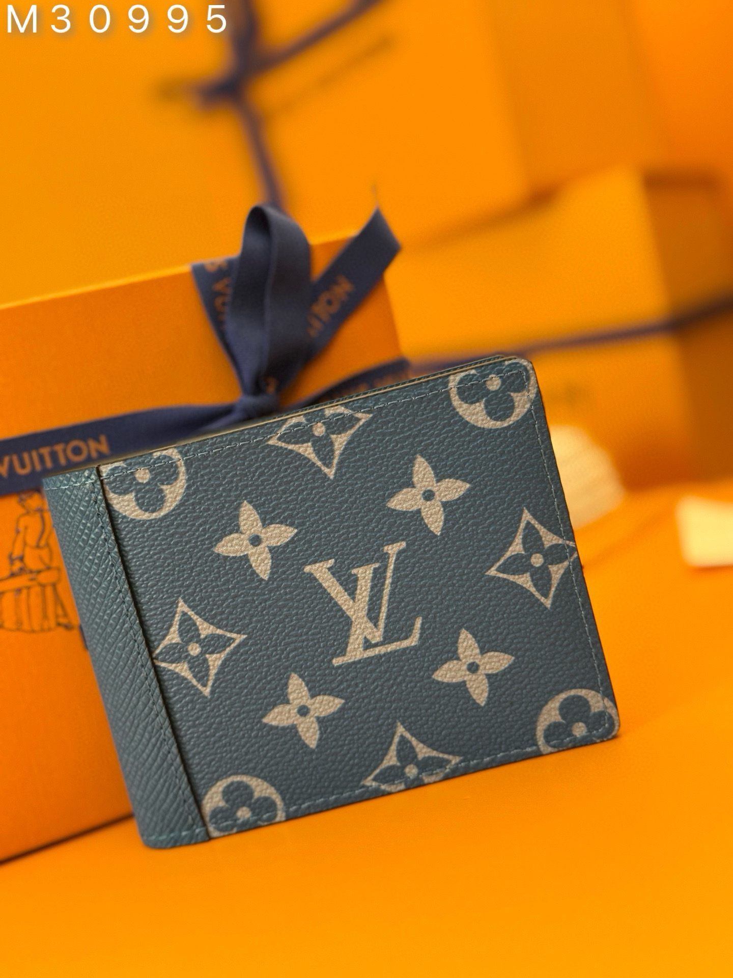 NO:674621,M30995 'Special Duty Free' [Official special edition·First-class material·All steel hardware·Dynamic chip·Full set of packaging] Multiple wallet is made of Monogram canvas and Taga leather to create a stacked color effect and outline simple lines. It contains multiple compartments and card slots, which can store bank cards, bills and banknotes, and can be easily placed in most pockets. 11.5x9.0x1.5cm, LV wallet, louis vuitton, wallets19860909M30995《特級免稅》[官方专版·一級材料·全鋼五金· 动态芯片·全套包裝］Multiple 钱夹选用 Monogram 帆布与 Taga 皮革塑造叠色效果,勾勒简明线条.内含多个隔层与卡位,可收纳银行卡、票据与纸钞,亦可轻松置于大部分口袋之中.11.5x9.0x1.5cm,LV钱包,louis vuitton,wallets,欧美剧