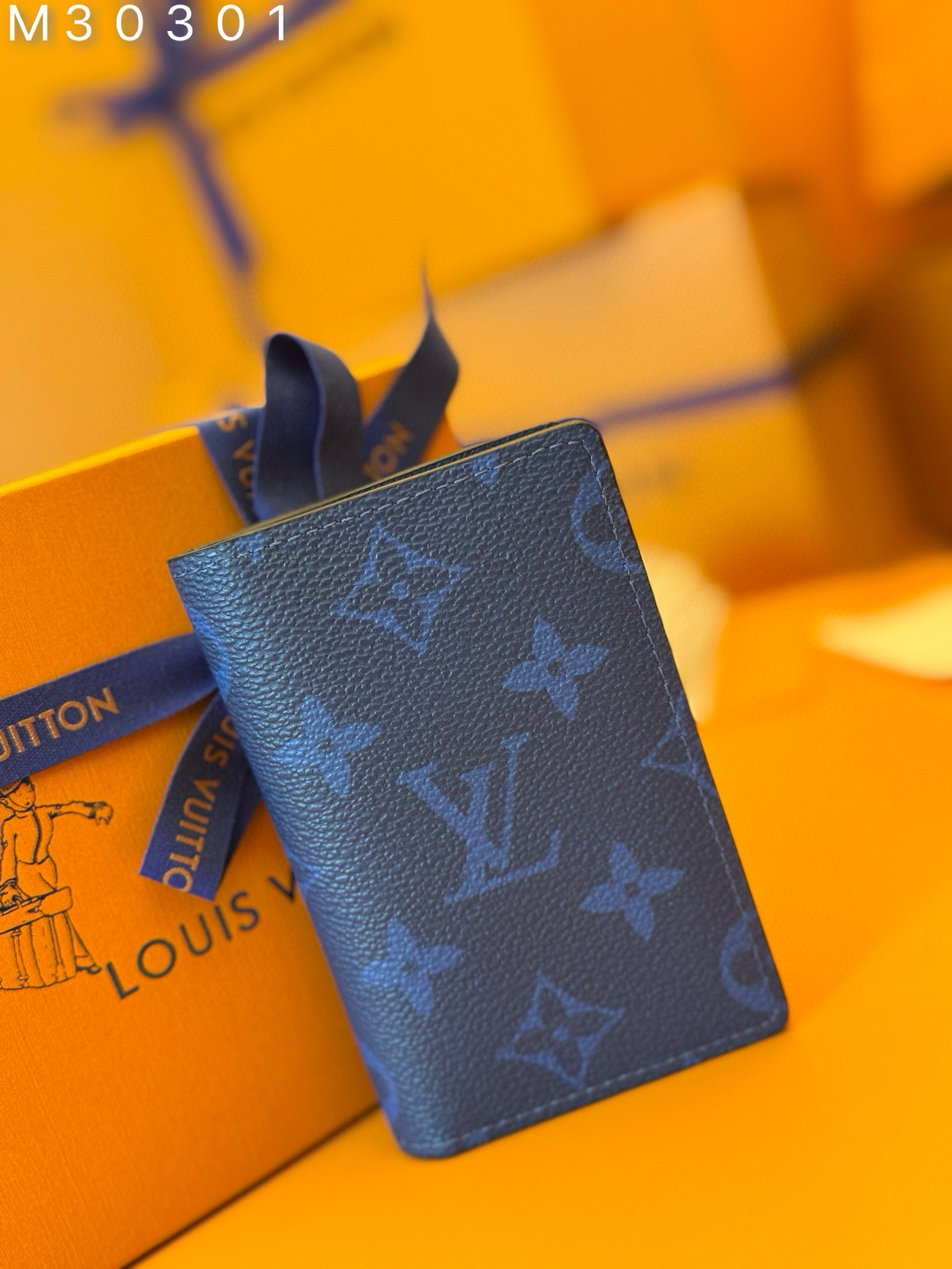 NO:673389,M30301 'Special Duty Free' [Official special edition·First-class material·All-steel hardware·163 chips·Full set of packaging] Pocket wallet combines colorful Taga leather and same-tone Monogram canvas to achieve a multi-functional design. It can store bank cards, banknotes and bills, and can also be easily placed in a pocket or handbag. 8.0x11.0x1.0cm, LV wallet, louis vuitton, wallets19860909M30301《特級免稅》[官方专版·一級材料·全鋼五金·163芯片·全套包裝］口袋钱夹融合缤纷 Taga 皮革与同色调 Monogram 帆布实现多功能设计,可收纳银行卡、纸钞和票据,亦可轻松置于口袋或手袋中.8.0x11.0x1.0cm,LV钱包,louis vuitton,wallets,欧美剧