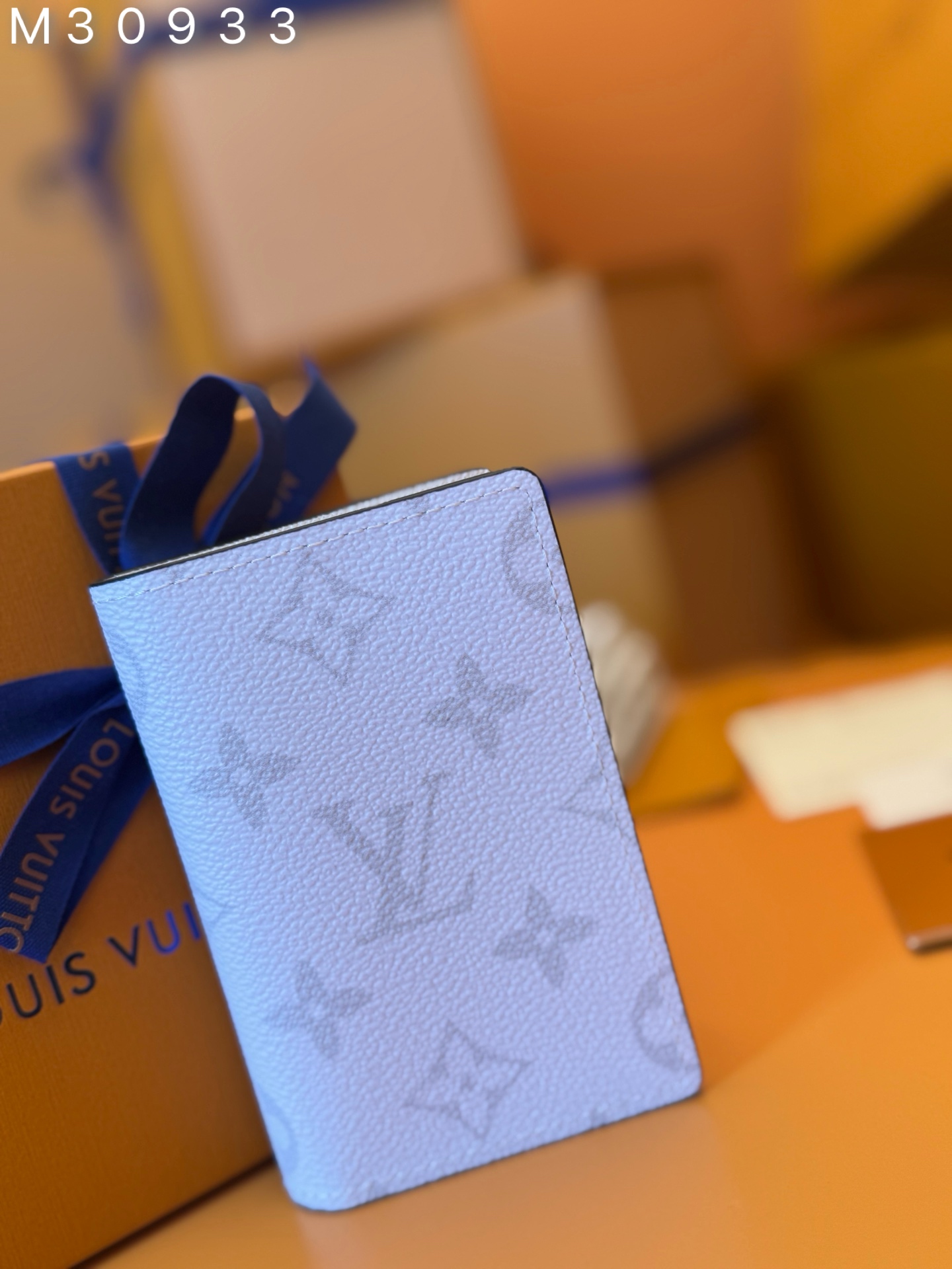 NO:673376,M30933 'Special Duty Free' [Official special edition·First-grade material·All-steel hardware·163 chips·Full set of packaging] Pocket wallet combines colorful Taga leather and same-tone Monogram canvas to achieve a multi-functional design. It can store bank cards, banknotes and bills, and can also be easily placed in a pocket or handbag. 8.0x11.0x1.0cm, LV wallet, louis vuitton, wallets19860909M30933《特級免稅》[官方专版·一級材料·全鋼五金·163芯片·全套包裝］口袋钱夹融合缤纷 Taga 皮革与同色调 Monogram 帆布实现多功能设计,可收纳银行卡、纸钞和票据,亦可轻松置于口袋或手袋中.8.0x11.0x1.0cm,LV钱包,louis vuitton,wallets,欧美剧