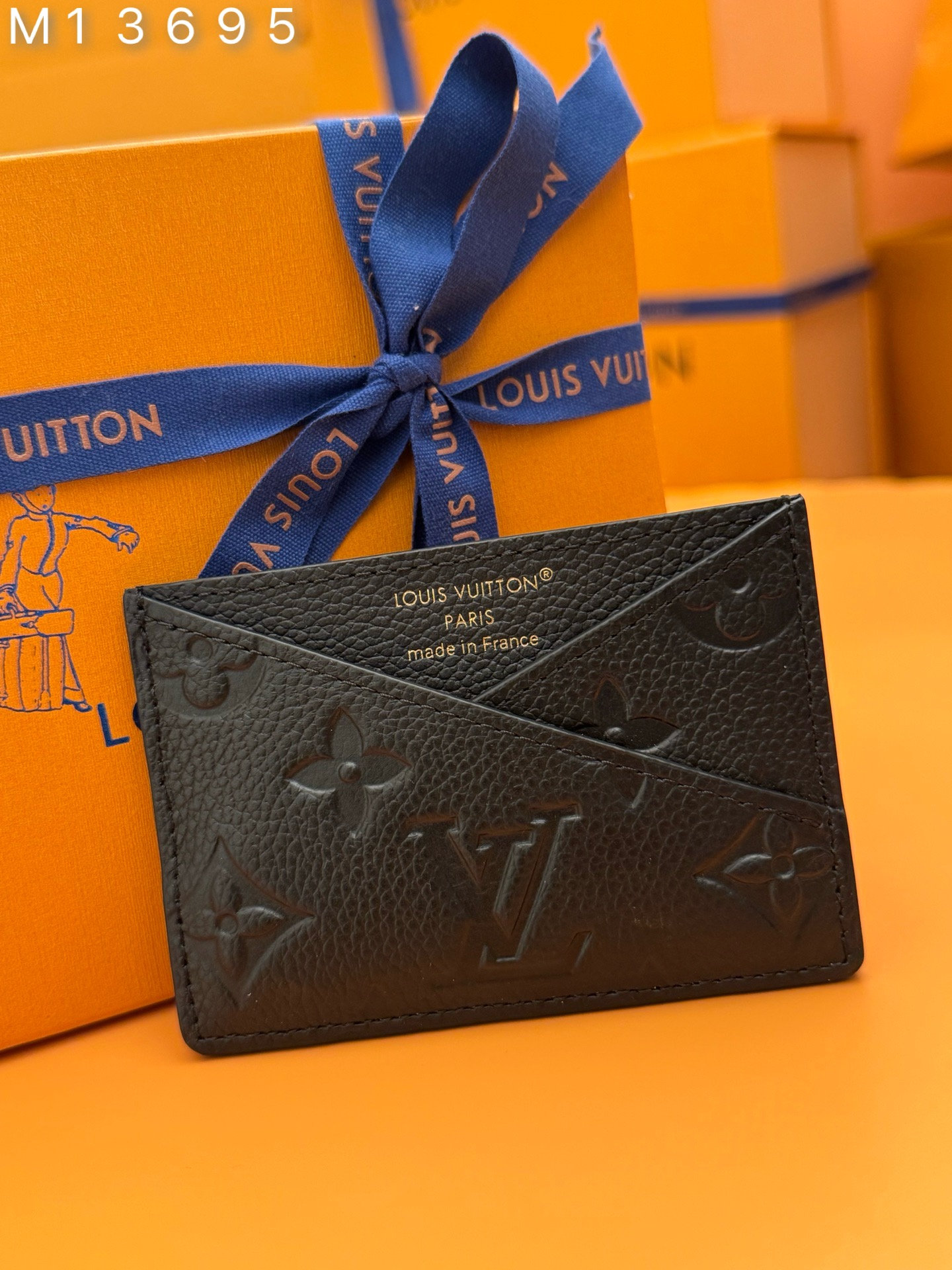 NO:673628,M13695 'Special Duty Free' [Official Edition·First Class Material·All Steel Hardware·163 Chips·Complete Packaging] The Criss-Cross card holder is the perfect gift, whether for an individual or for a loved one. Inspired by the historic Louis Vuitton House in Asnières, this stylish and compact accessory reinterprets the brand's iconic brickwork with its geometric V-cut design. It is designed by Monogram Made of Empreinte leather, heat stamped with gold letters.10x7x0.3cm,LV wallet,louis vuitton,louis vuitton,wallets19860909M13695《特級免稅》[官方专版·一級材料·全鋼五金·163芯片·全套包裝］Criss-Cross卡片持有器是送礼的完美选择,无论是送给个人还是送给所爱的人.这款时尚紧凑的配饰灵感来自位于阿涅尔的历史悠久的路易威登之家,以其几何V形切割设计重新诠释了品牌标志性的砖砌结构.它由 Monogram Empreinte皮革制成,热烫印有金色字母.10x7x0.3cm,LV钱包,louis vuitton,louis vuitton,wallets,欧美剧