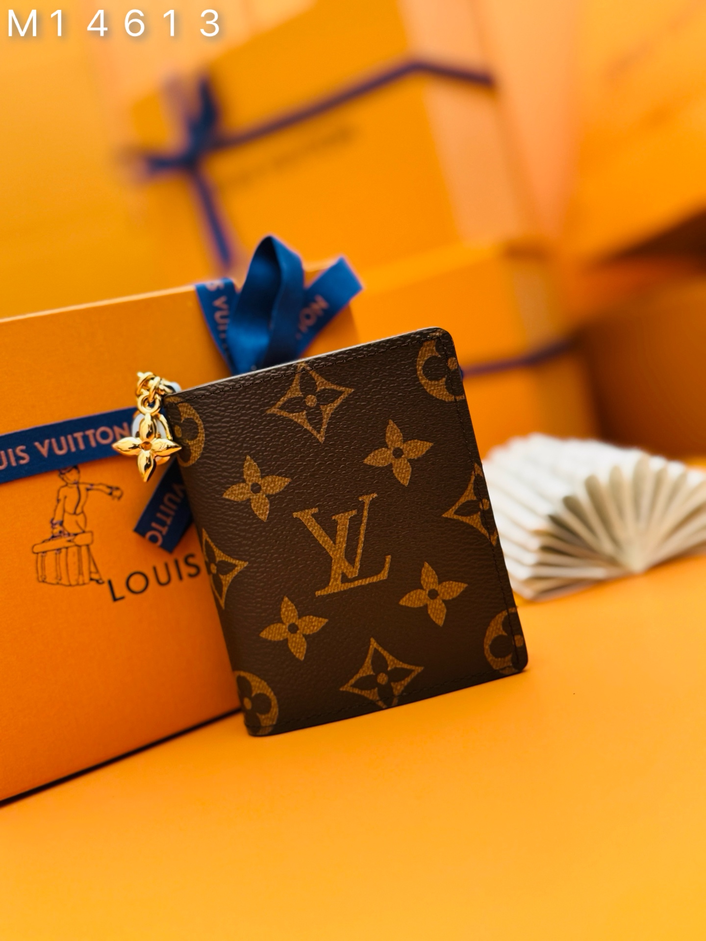 NO:673796,M14613 'Special Duty Free' [Official Special Edition·First Class Material·All Steel Hardware·163 Chip·Full Packaging] LV Charm Pocket Wallet, this compact accessory skillfully combines classic and fashion. It is made of the iconic Monogram canvas material, and bright color contrast can be seen after opening Lined in leather. This practical yet playful design is embellished with an enamel charm and a metal charm, both decorated with Louis Vuitton's signature Monogram floral pattern. It can be used to store banknotes, coins and three cards. 9x10x2.5cm, LV wallet, louis vuitton,louis vuitton,wallets19860909M14613《特級免稅》[官方专版·一級材料·全鋼五金·163芯片·全套包裝］LV魅力口袋钱包,这款小巧的配饰巧妙地融合了经典与时尚.它采用标志性的Monogram帆布材质制成,打开后可见鲜艳色彩对比的皮革衬里.这款既实用又充满趣味的设计点缀着一个珐琅饰件和一个金属饰件,两者均饰有路易威登标志性的Monogram花卉图案.它可用于存放钞票、硬币和三张卡片.9x10x2.5cm,LV钱包,louis vuitton,louis vuitton,wallets,欧美剧