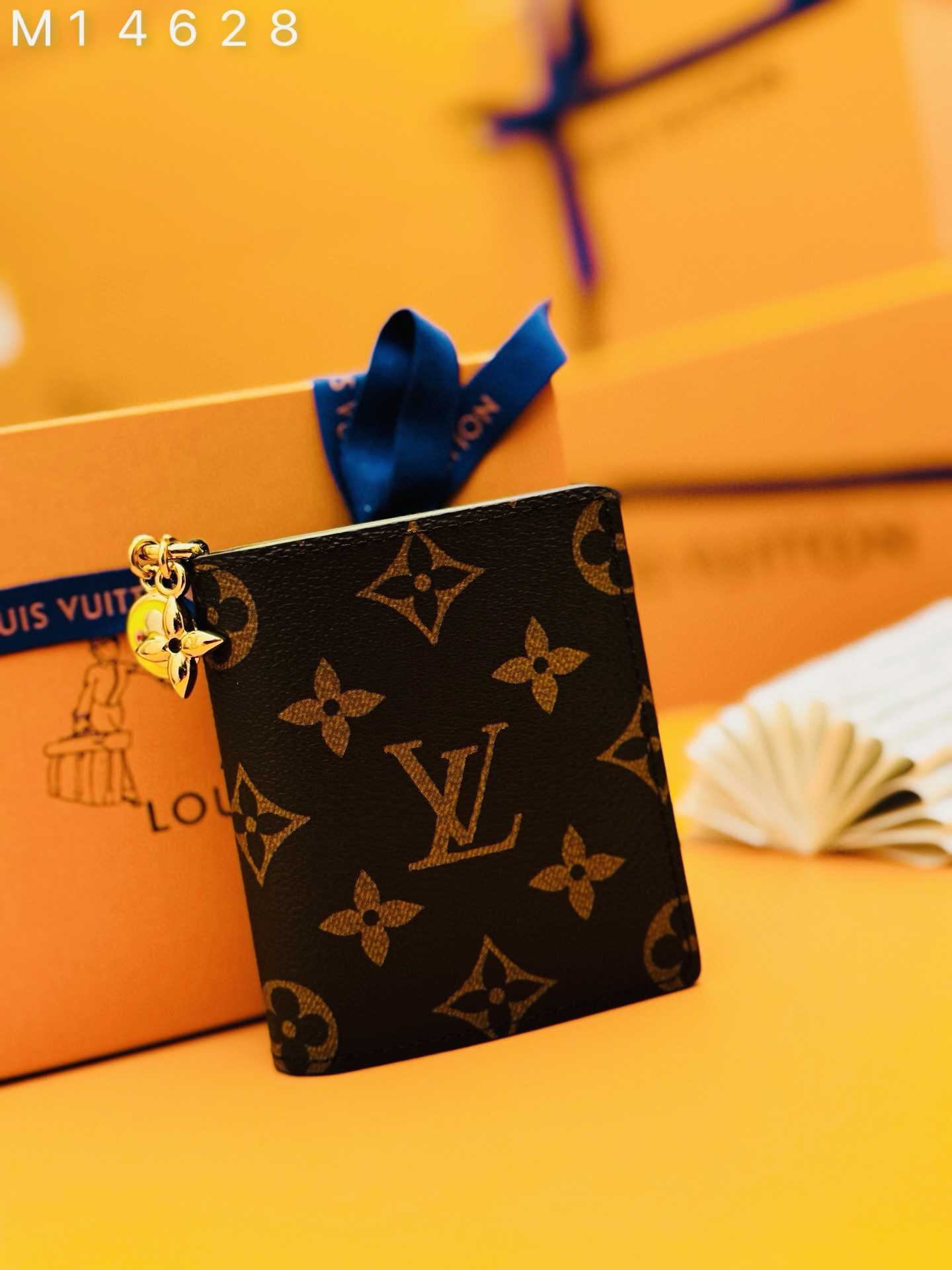 NO:673620,M14628 'Special Duty Free' [Official Special Edition·First Class Material·All Steel Hardware·163 Chip·Full Packaging] LV Charm Pocket Wallet, this compact accessory skillfully combines classic and fashion. It is made of the iconic Monogram canvas material, and bright color contrast can be seen after opening Lined in leather. This practical yet playful design is embellished with an enamel charm and a metal charm, both decorated with Louis Vuitton's signature Monogram floral pattern. It can be used to store banknotes, coins and three cards. 9x10x2.5cm, LV wallet, louis vuitton,louis vuitton,wallets19860909M14628《特級免稅》[官方专版·一級材料·全鋼五金·163芯片·全套包裝］LV魅力口袋钱包,这款小巧的配饰巧妙地融合了经典与时尚.它采用标志性的Monogram帆布材质制成,打开后可见鲜艳色彩对比的皮革衬里.这款既实用又充满趣味的设计点缀着一个珐琅饰件和一个金属饰件,两者均饰有路易威登标志性的Monogram花卉图案.它可用于存放钞票、硬币和三张卡片.9x10x2.5cm,LV钱包,louis vuitton,louis vuitton,wallets,欧美剧