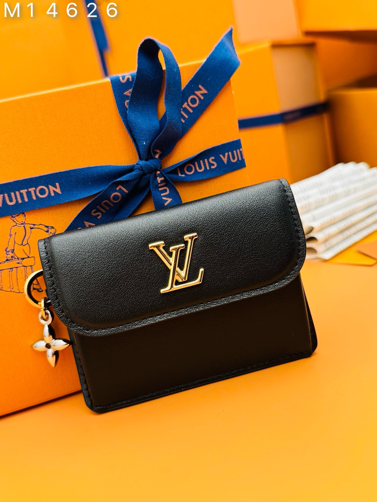 NO:769358,M14626 'Special Duty Free' [Official special edition·First class material·All steel hardware·163 chip·Full set of packaging] This Tiny Recto Verso card holder is from the Louis Vuitton LV Bloom series, using lively colors and made of delicate cow leather. Metal Monogram Floral decorations are embellished on it, and the double-sided electroplating process is used to reflect the eye-catching luster. The card holder is designed with a pleated structure to cleverly expand the storage space. The front is open and the mezzanine is equipped with dual card slots on the back. 10x8x2cm, LV wallet, louis vuitton, louis vuitton, versace, wallets, cowhide19860909M14626《特級免稅》[官方专版·一級材料·全鋼五金·163芯片·全套包裝］本款Tiny Recto Verso卡夹出自路易威登LV Bloom 系列,采用活泼配色,以细腻牛皮革打造.金属Monogram 花卉装饰点缀其上,以双面电镀工艺折射夺目光泽.卡夹设计采取褶皱结构,巧妙扩容收纳空间.前置开阔夹层,背部配备双卡位.10x8x2cm,LV钱包,louis vuitton,louis vuitton,versace,wallets,cowhide,欧美剧