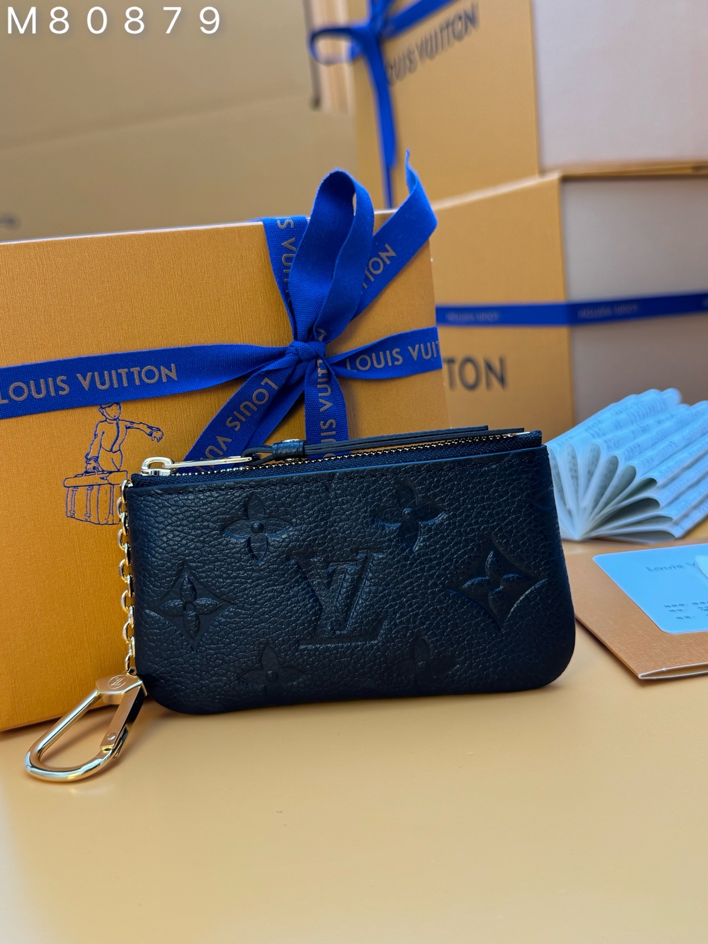 NO:673568,M80879 'Special Duty Free' [Official special edition·First-class material·All-steel hardware·Anti-counterfeiting chip·Full set of packaging] This key bag is made of Monogram Empreinte leather embossed with the classic Monogram pattern, which combines practical functions with elegant style. The zipper securely protects cash and cards, and the hook buckle and chain are conveniently fixed to a handbag or belt. 12x7x1.5cm, LV wallet, louis vuitton, wallets19860909M80879《特級免稅》[官方专版·一級材料·全鋼五金·防偽芯片·全套包裝］本款钥匙包为Monogram Empreinte皮革压印经典Monogram 图案,以优雅格调凝聚实用功能.拉链稳妥保护现金和卡片,钩扣和链条方便固定于手袋或腰带.12x7x1.5cm,LV钱包,louis vuitton,wallets,欧美剧